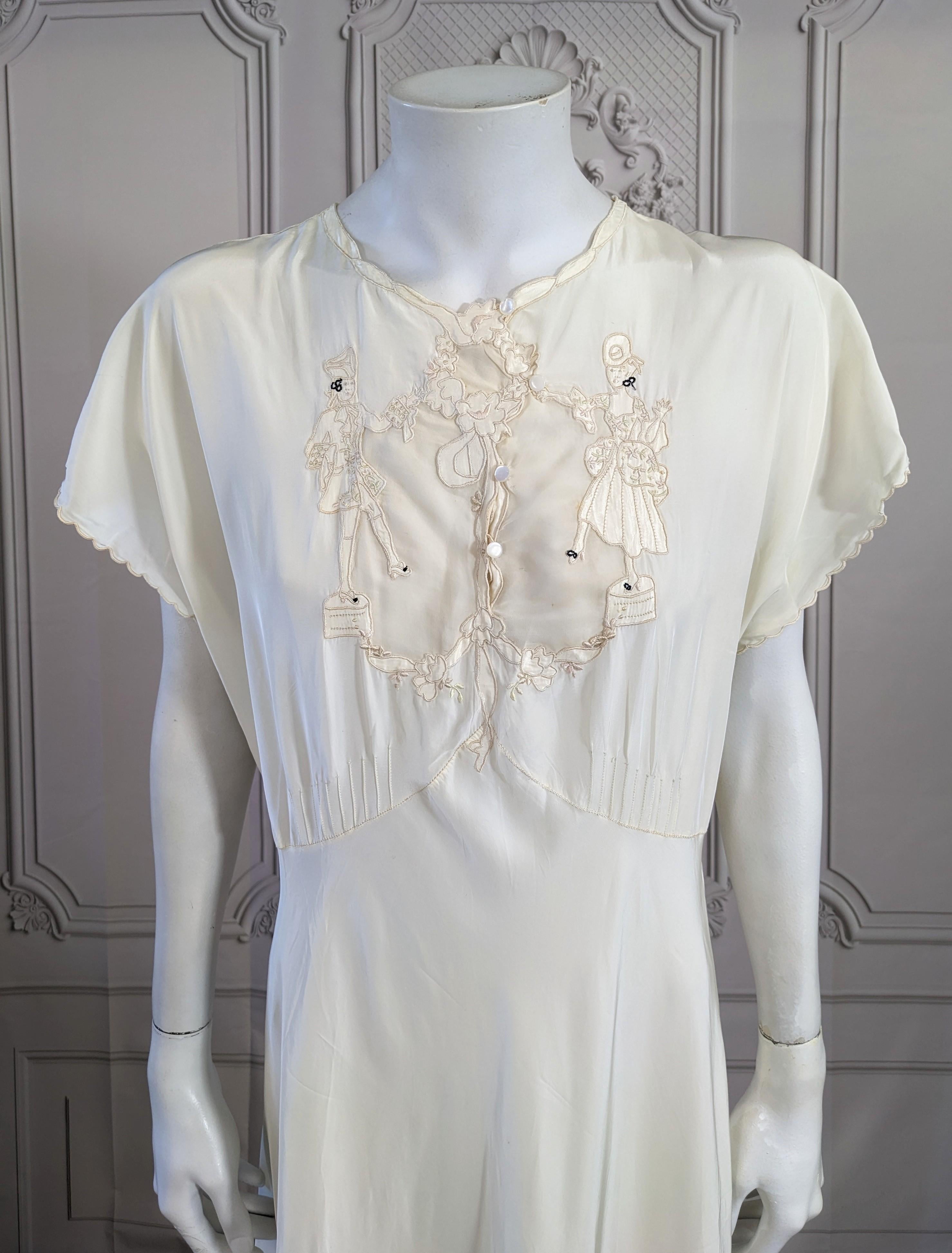 Gris Charmante robe à bretelles en ivoire, broderies de courtisanes du XVIIIe siècle en vente