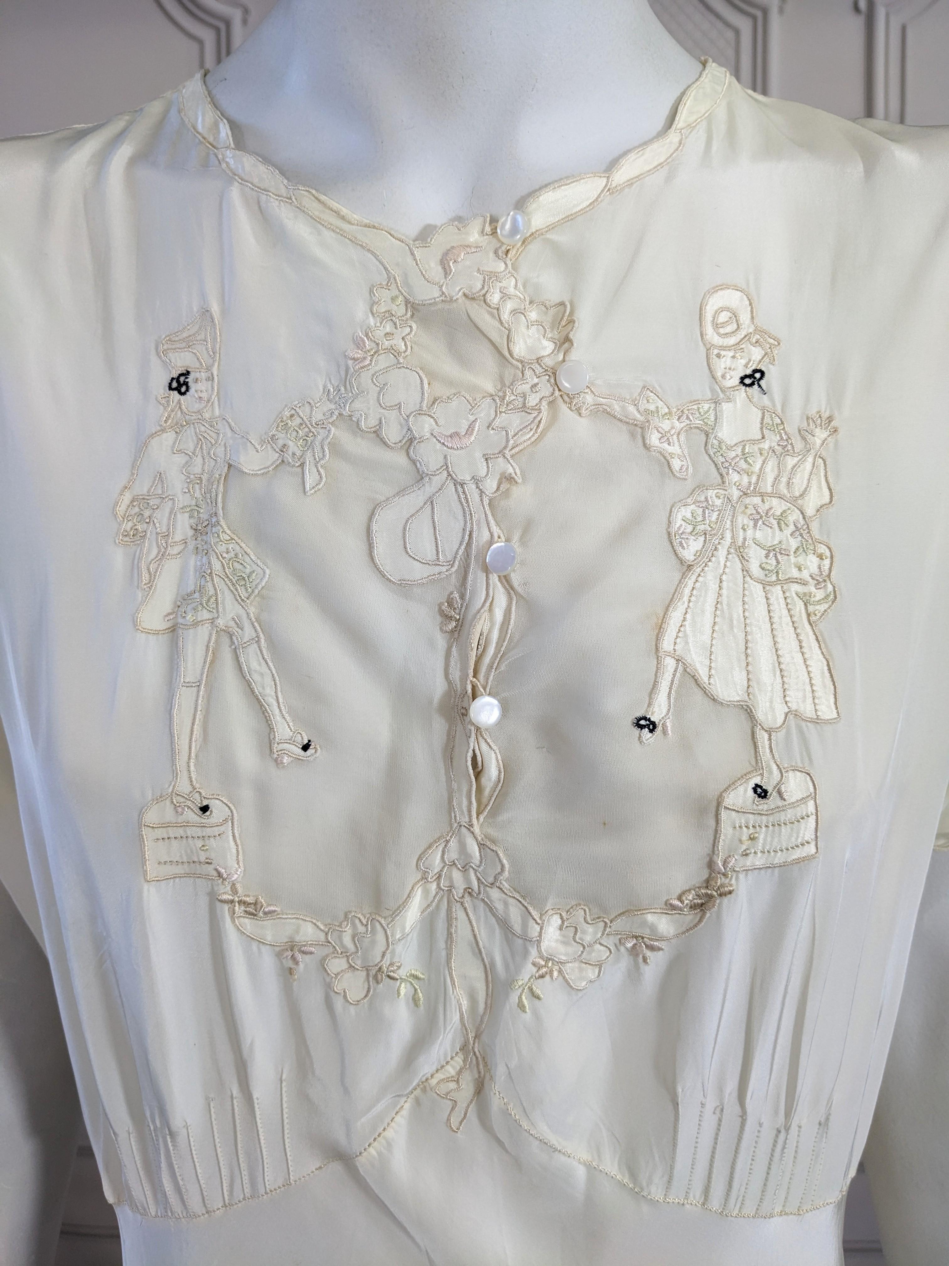 Charmante robe à bretelles en ivoire, broderies de courtisanes du XVIIIe siècle Bon état - En vente à New York, NY