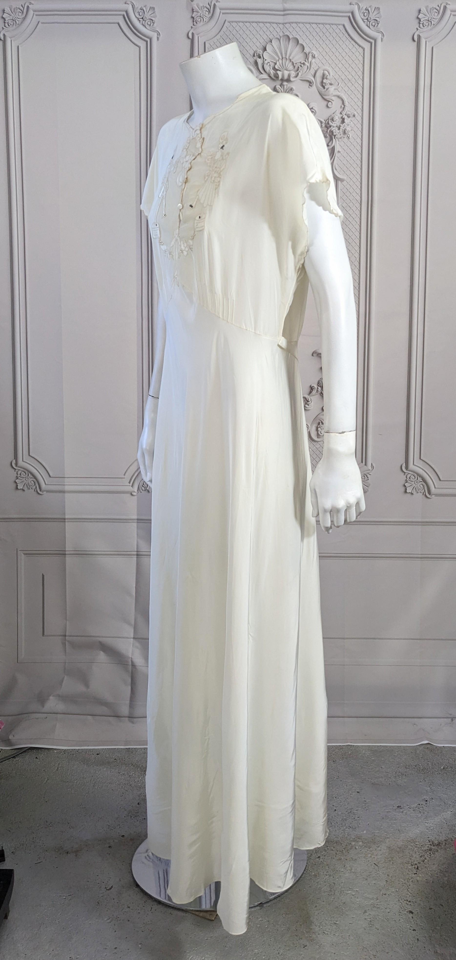 Charmantes elfenbeinfarbenes Slip-Kleid, Courtesan-Stickerei, 18. Jahrhundert Damen im Angebot