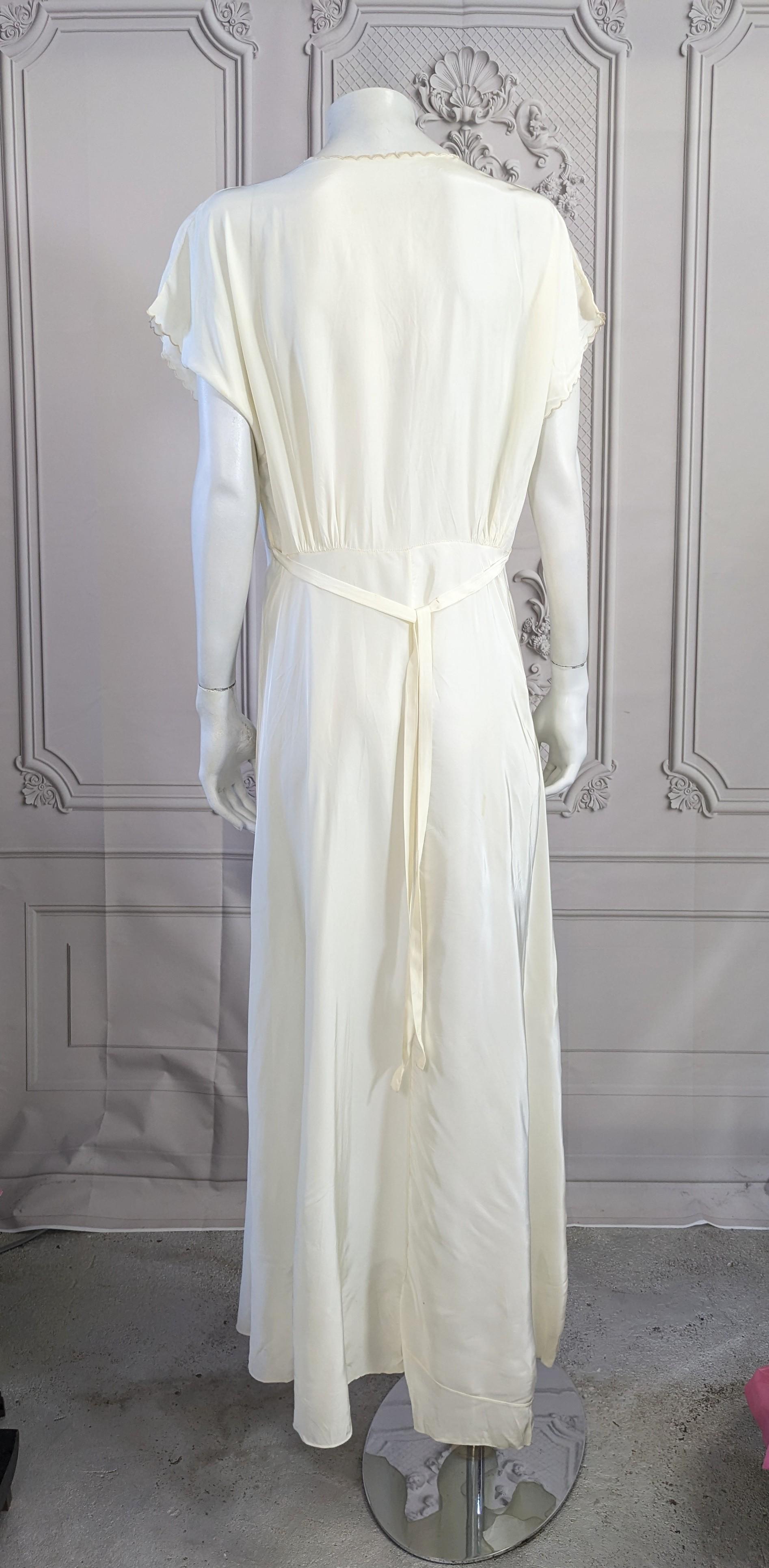 Charmante robe à bretelles en ivoire, broderies de courtisanes du XVIIIe siècle en vente 1