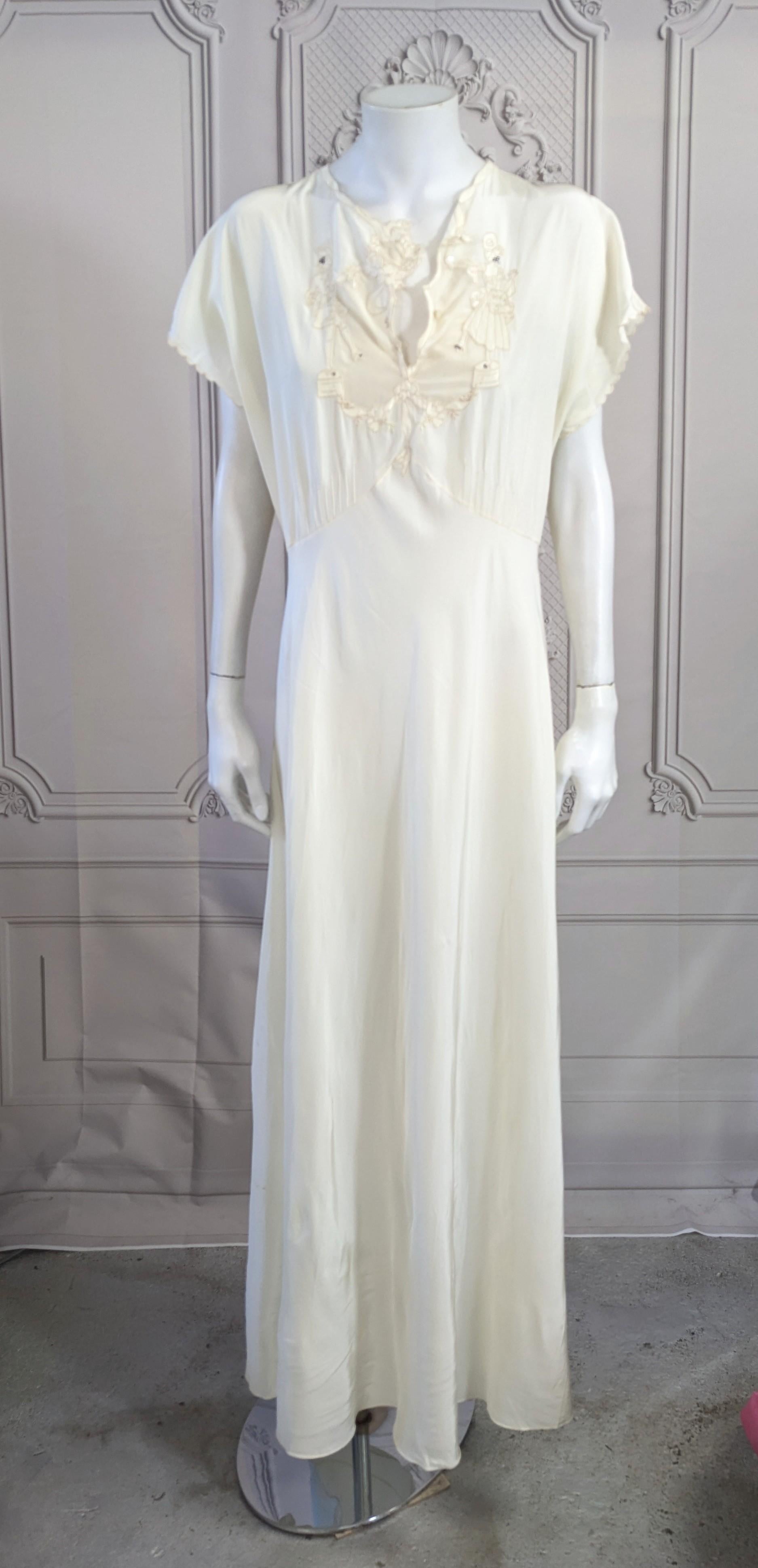 Charmante robe à bretelles en ivoire, broderies de courtisanes du XVIIIe siècle en vente 3