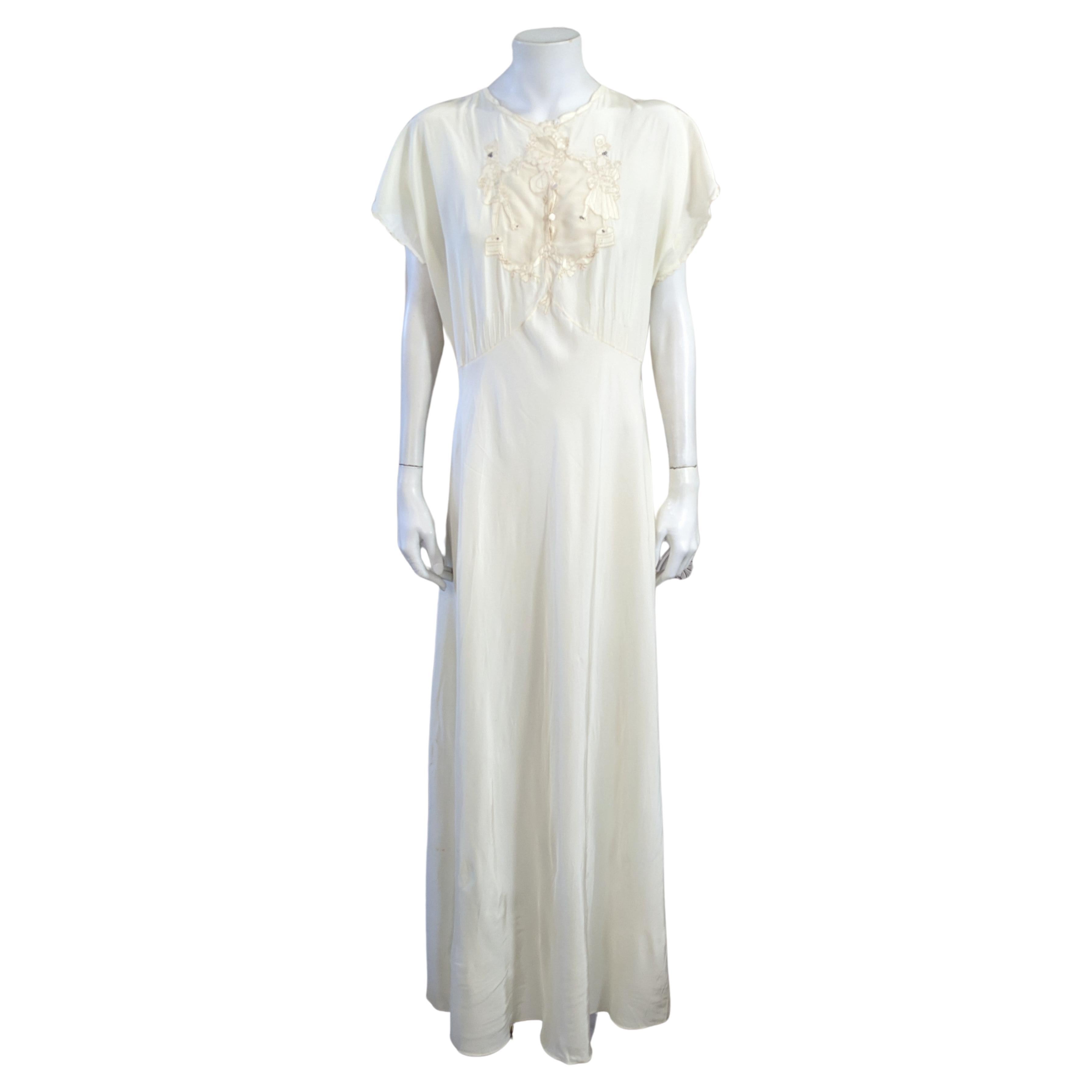 Charmante robe à bretelles en ivoire, broderies de courtisanes du XVIIIe siècle en vente