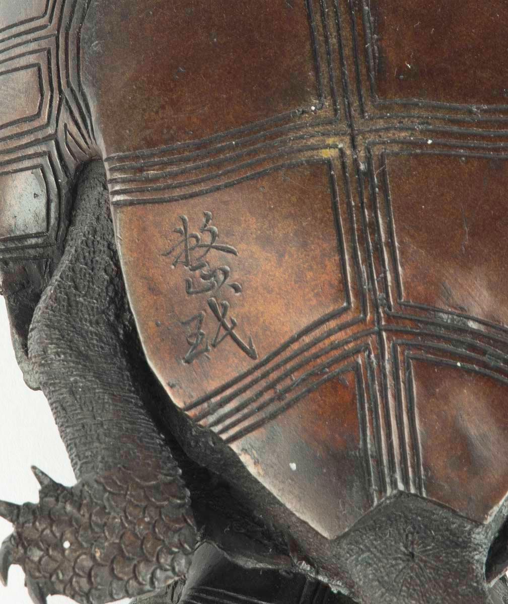 Charmant Okimono japonais en forme de tortue en bronze par Seimin en vente 4