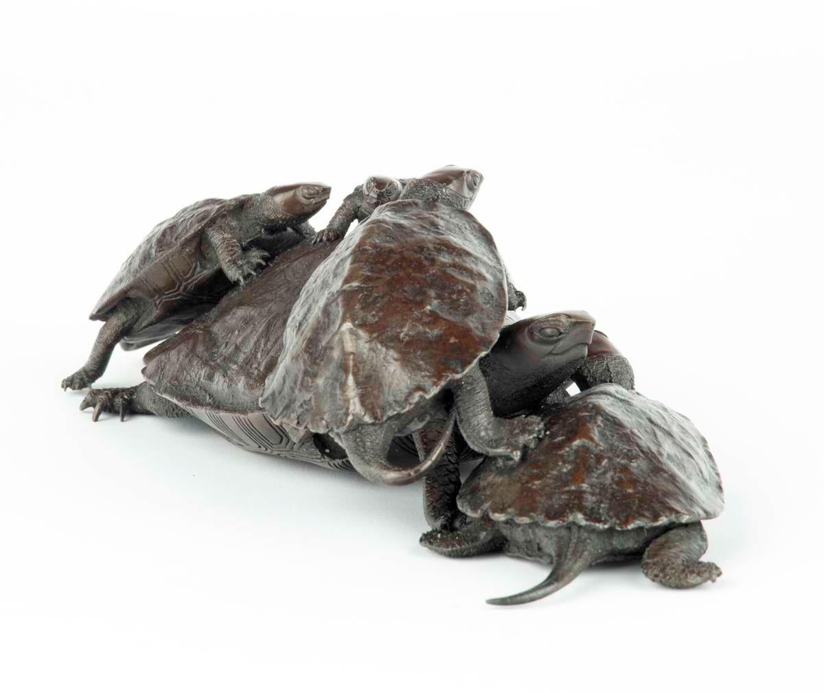 Meiji Charmant Okimono japonais en forme de tortue en bronze par Seimin en vente