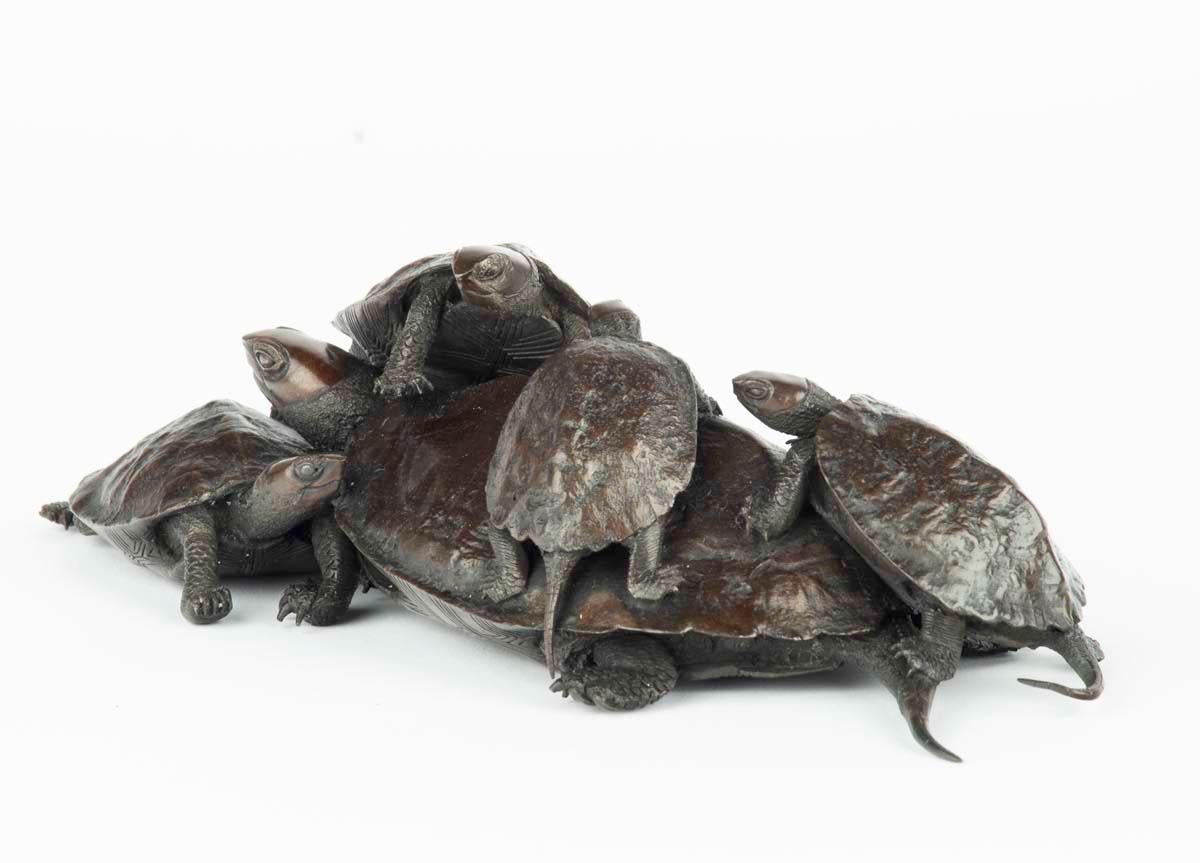 Charming Japanese Bronze Turtle Okimono by Seimin In Good Condition For Sale In Christchurch, GB