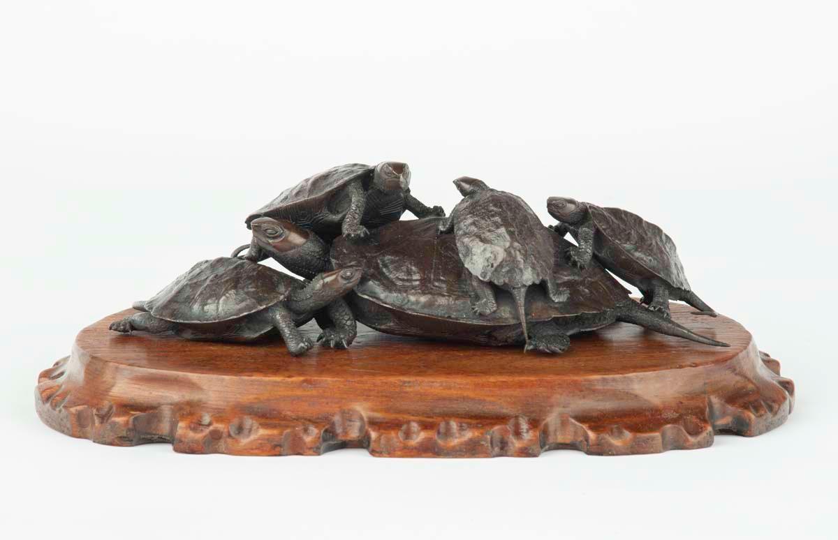 Charming Japanese Bronze Turtle Okimono by Seimin For Sale 1