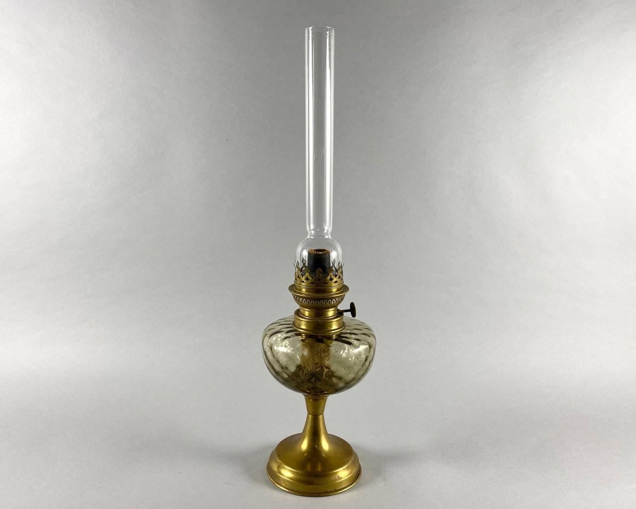 Die Lampe ist in einem klassischen Stil gefertigt, der Korpus der Lampe ist aus schönem handgefertigtem Glas.  

 Der Sockel ist aus vergoldetem Metall. Im Laufe der Zeit hat die Lampe nicht nur ihr ursprüngliches Gefolge behalten, sondern auch