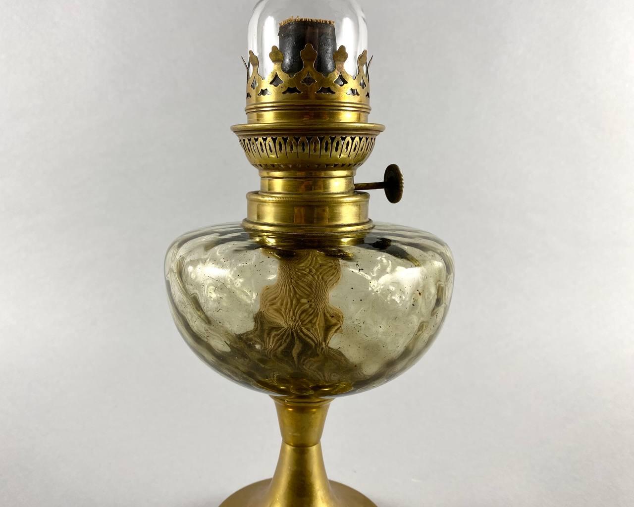 Charmante Kerosene-Tischlampe  Tischlampe aus Messing und Glas, Vintage  im Zustand „Hervorragend“ im Angebot in Bastogne, BE