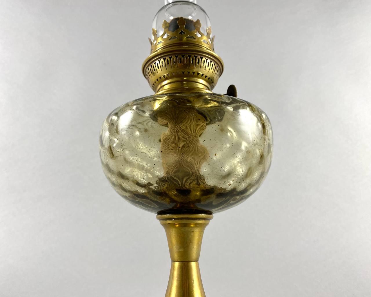 Charmante Kerosene-Tischlampe  Tischlampe aus Messing und Glas, Vintage  im Angebot 1