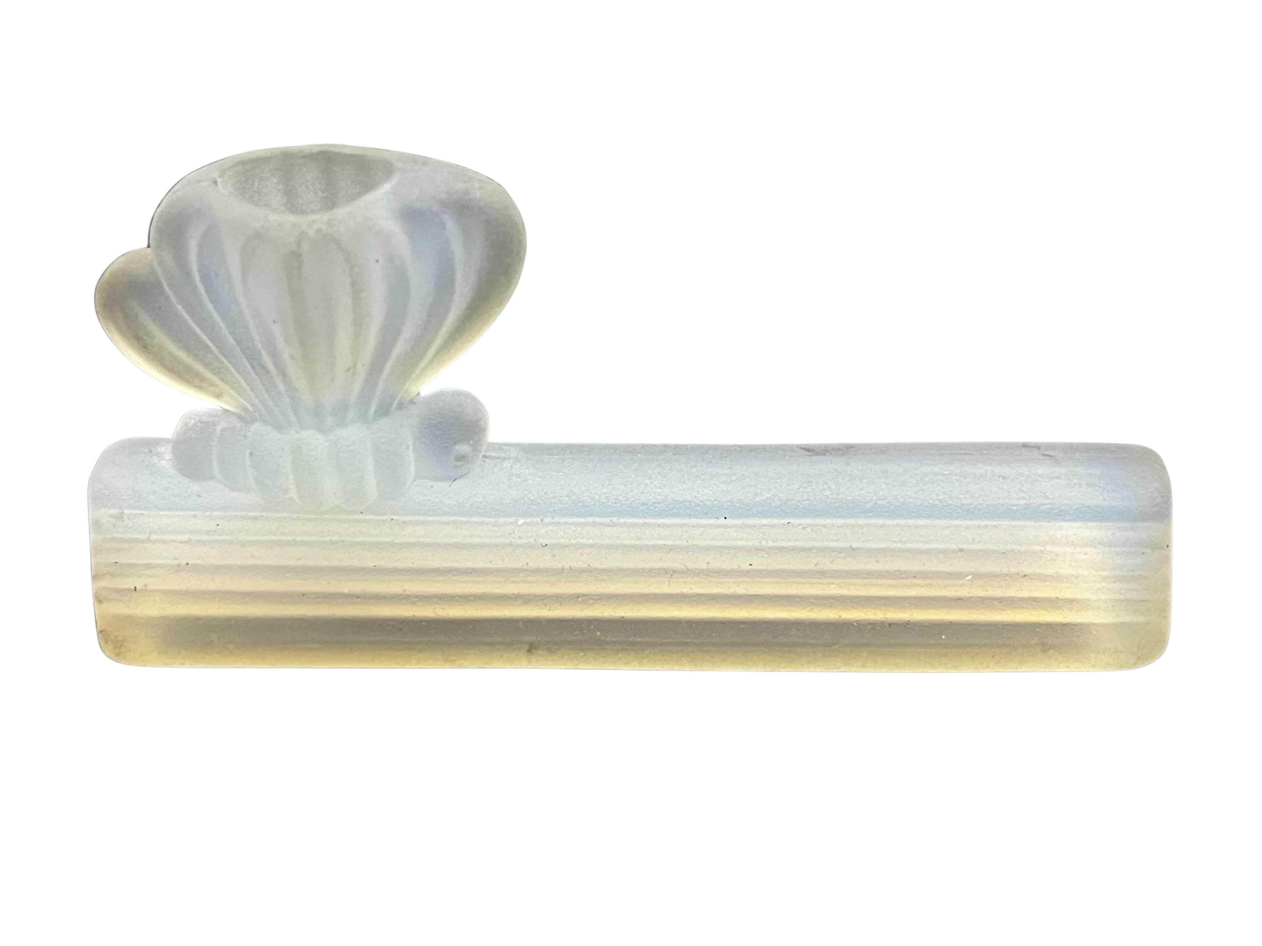 Charmantes Set von Messerablagen aus hochwertigem Opalglas, hergestellt von der berühmten französischen Glasmanufaktur Sabino in den 1920er Jahren, in der Zeit des Art déco.

Das Set besteht aus sechs verschiedenen Tieren auf verschiedenen Sockeln.
