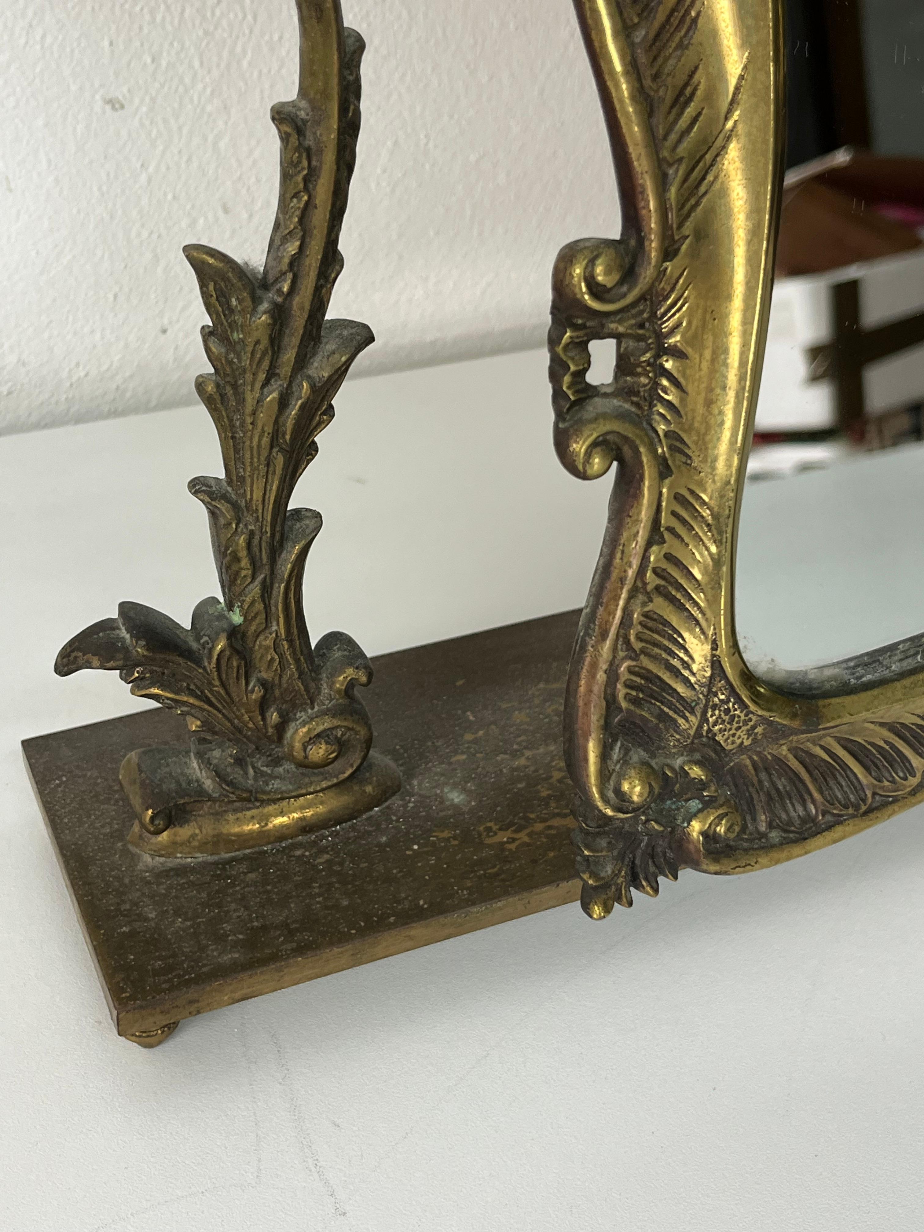 Encantador espejo de mesa grande de latón Altura 56 cm, años 50 en venta 4