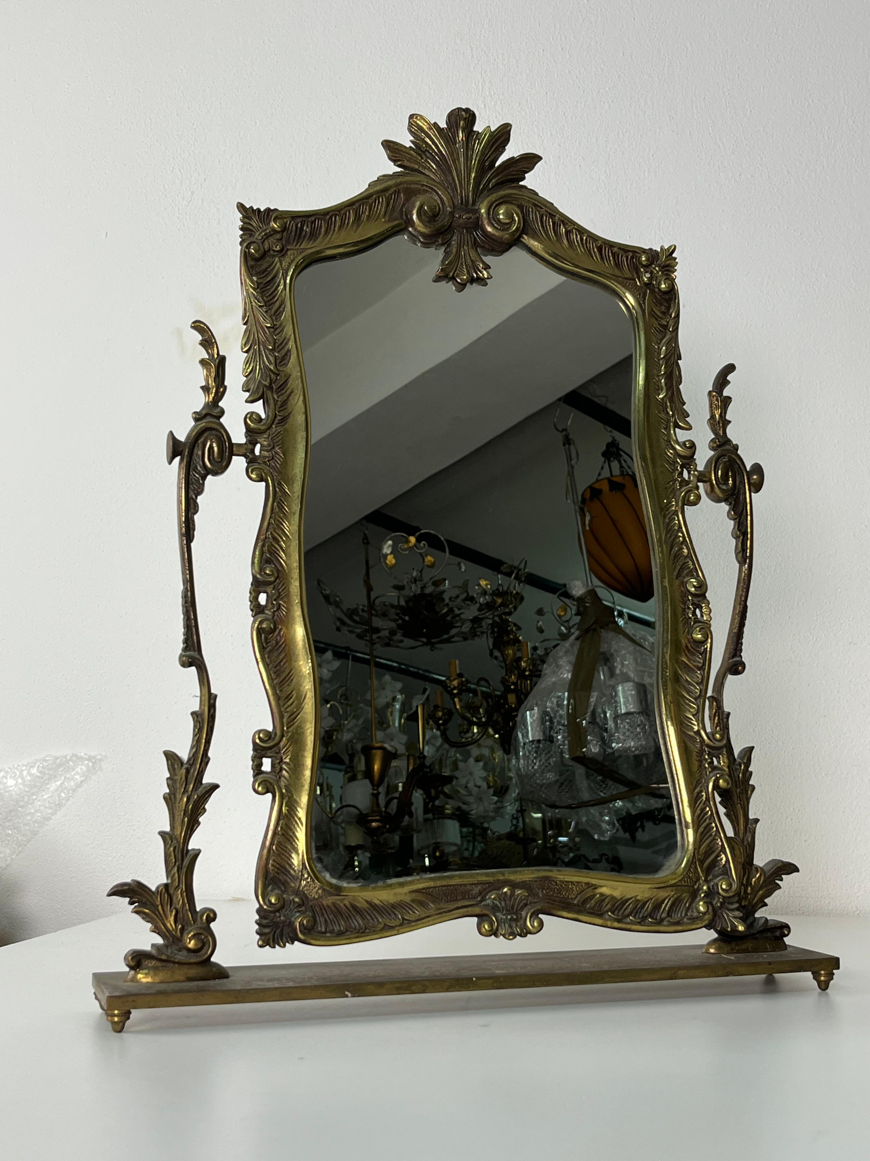 Encantador espejo de mesa de latón, años 50
Intacto y en buen estado.