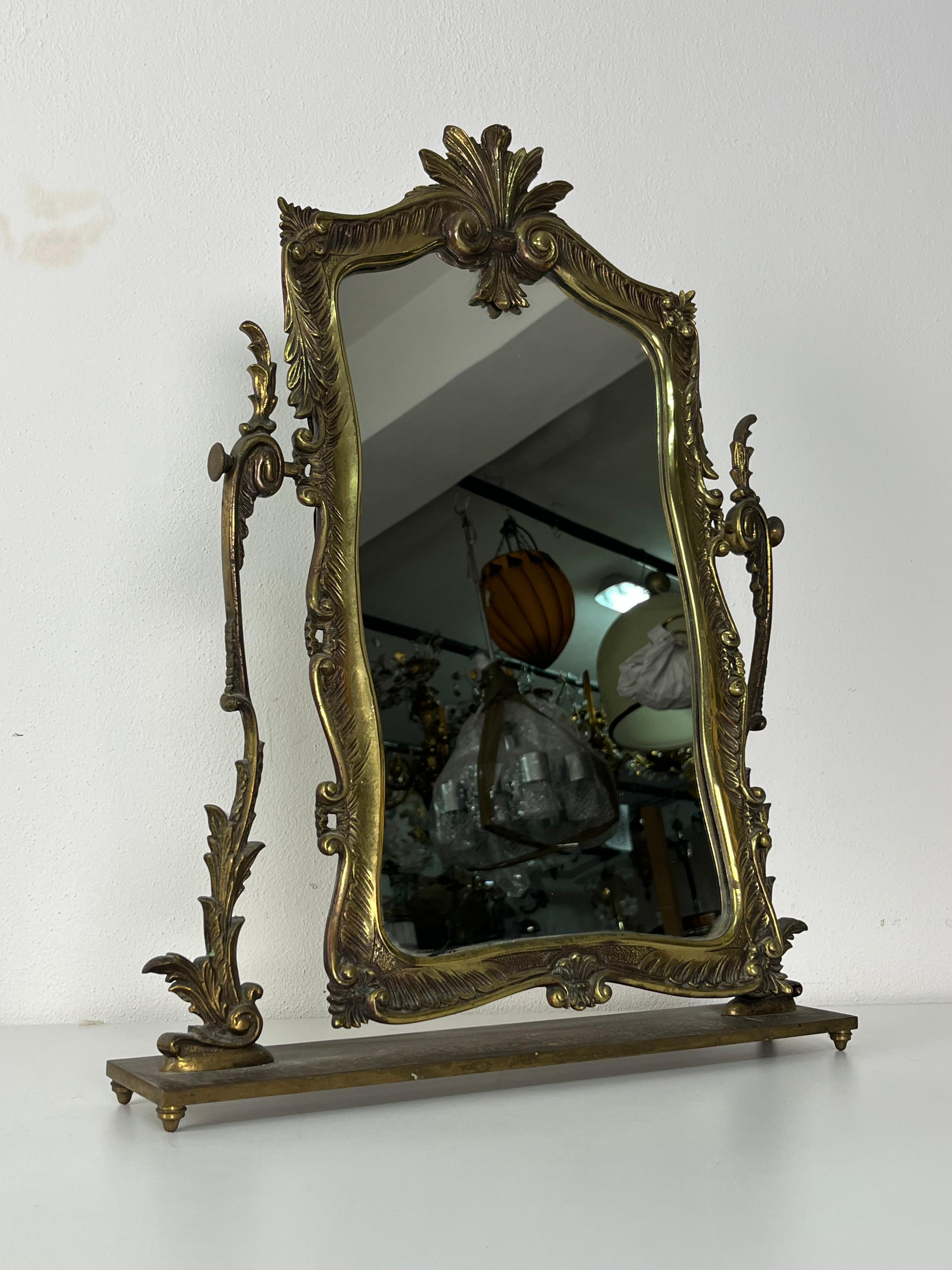 Encantador espejo de mesa grande de latón Altura 56 cm, años 50 Italiano en venta