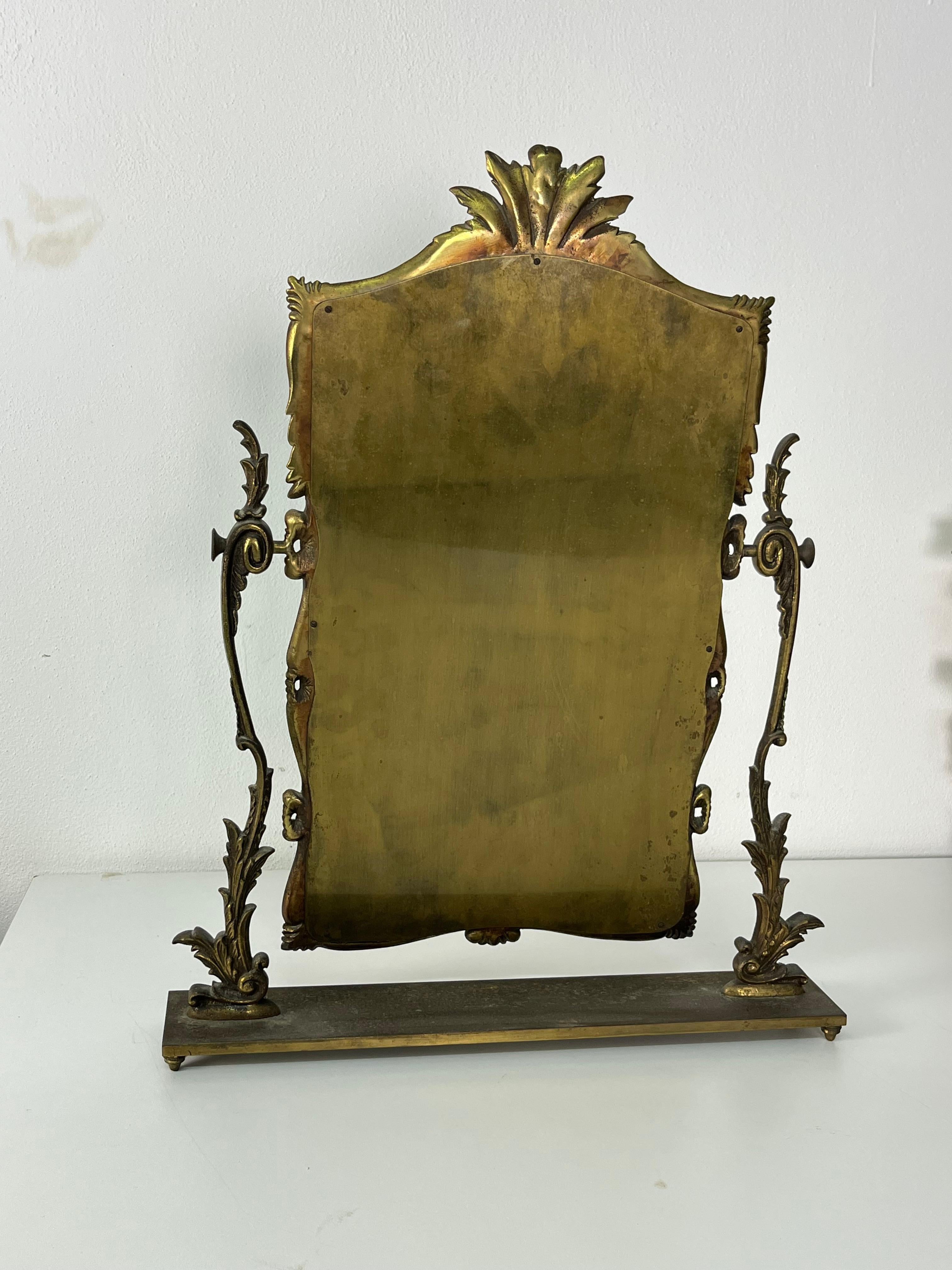 Encantador espejo de mesa grande de latón Altura 56 cm, años 50 en Bueno estado para la venta en Palermo, IT