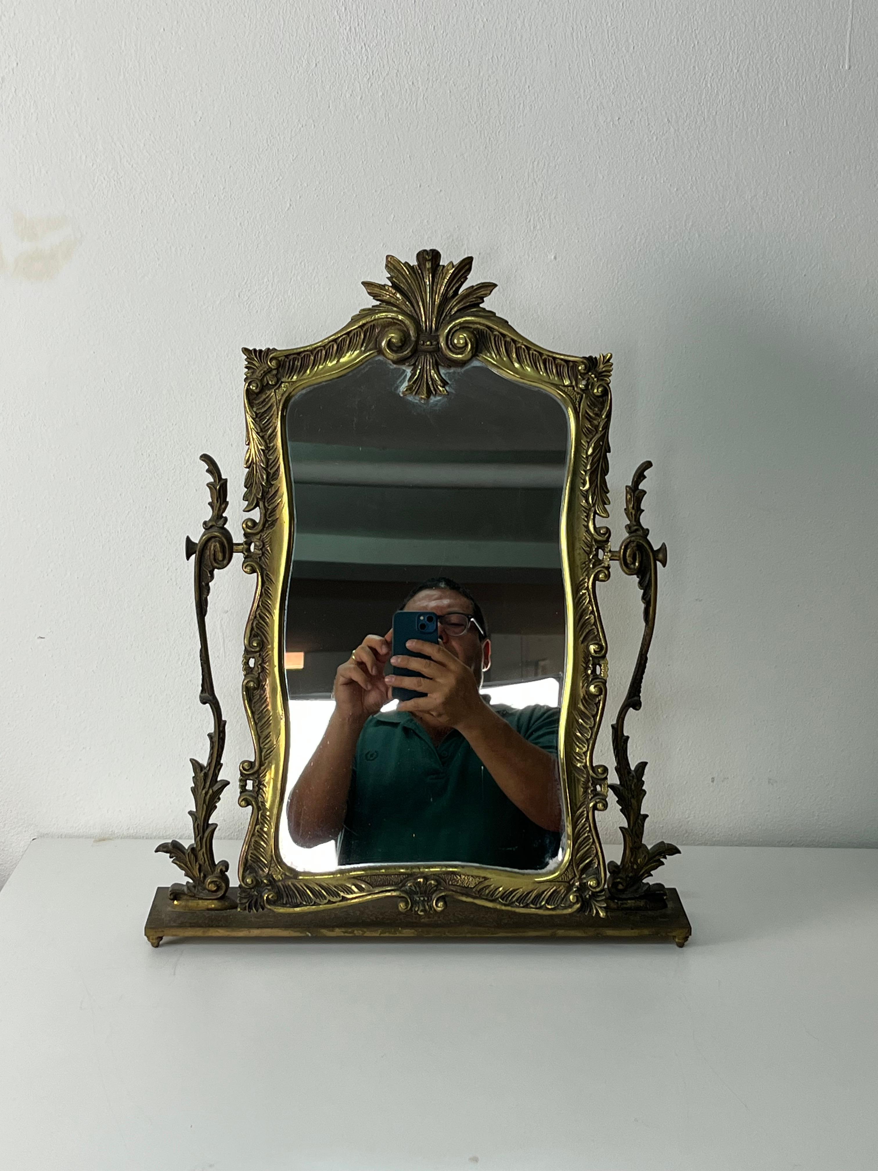 Encantador espejo de mesa grande de latón Altura 56 cm, años 50 mediados del siglo XX en venta