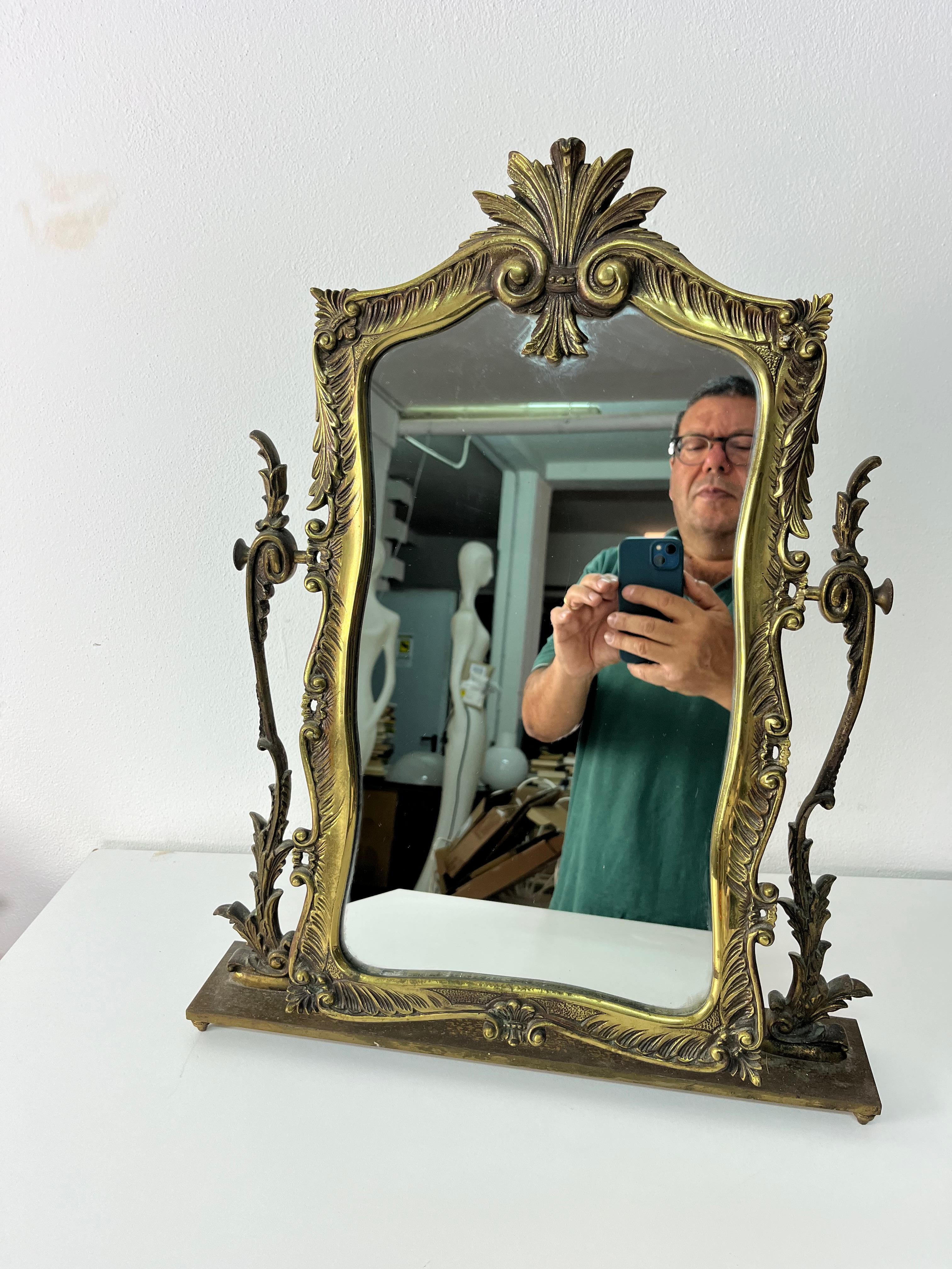 Encantador espejo de mesa grande de latón Altura 56 cm, años 50 Latón en venta