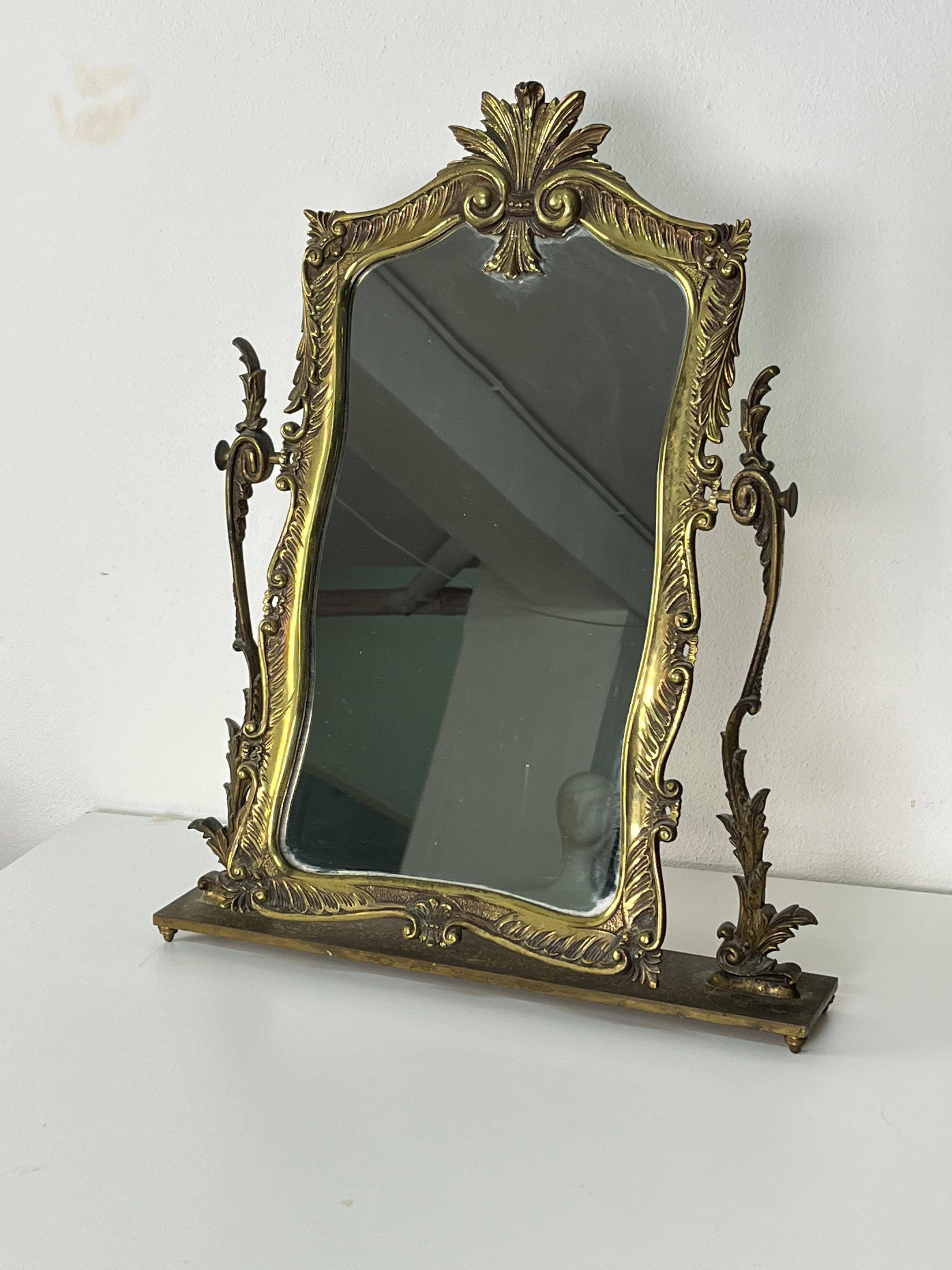 Encantador espejo de mesa grande de latón Altura 56 cm, años 50 en venta 1