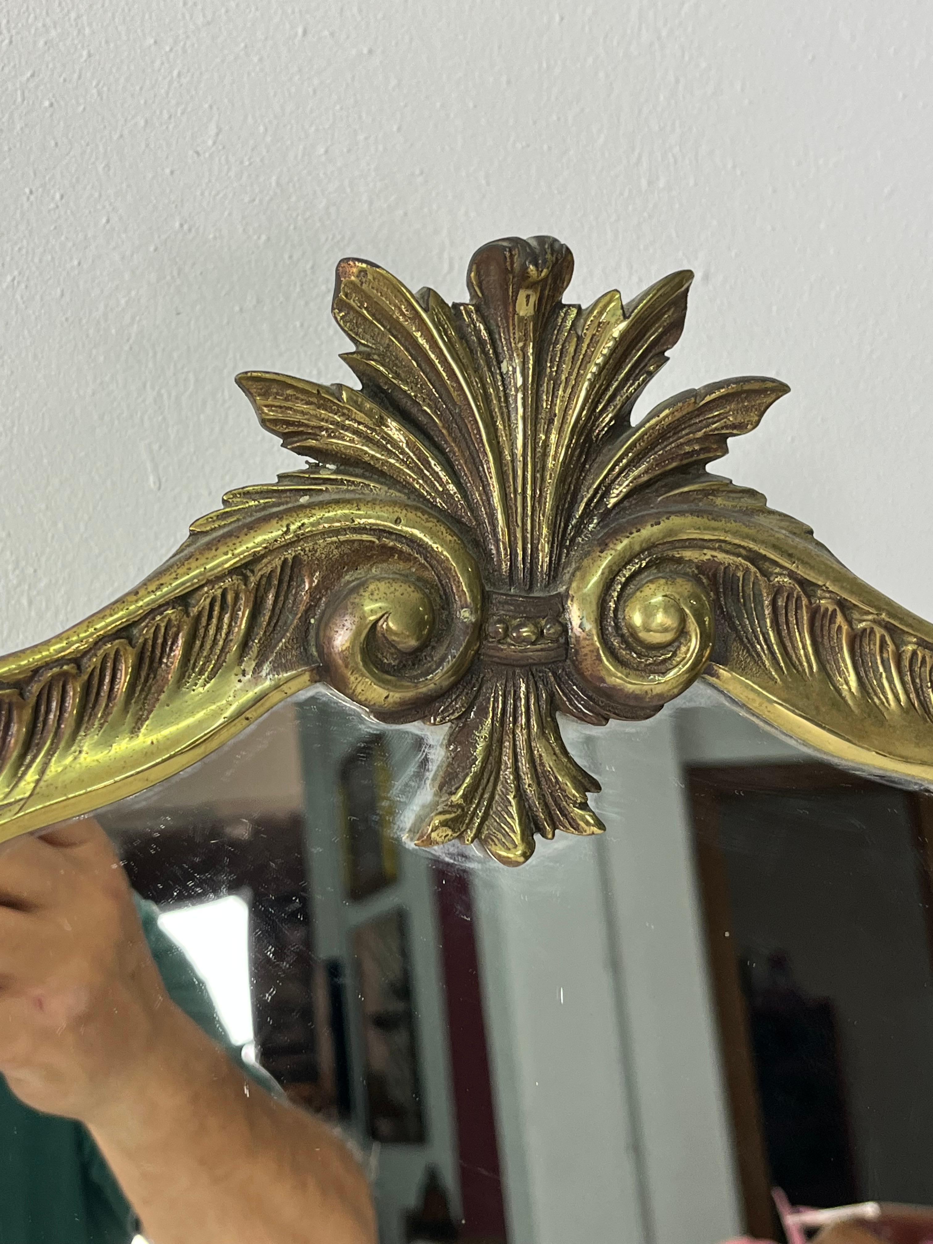 Encantador espejo de mesa grande de latón Altura 56 cm, años 50 en venta 2