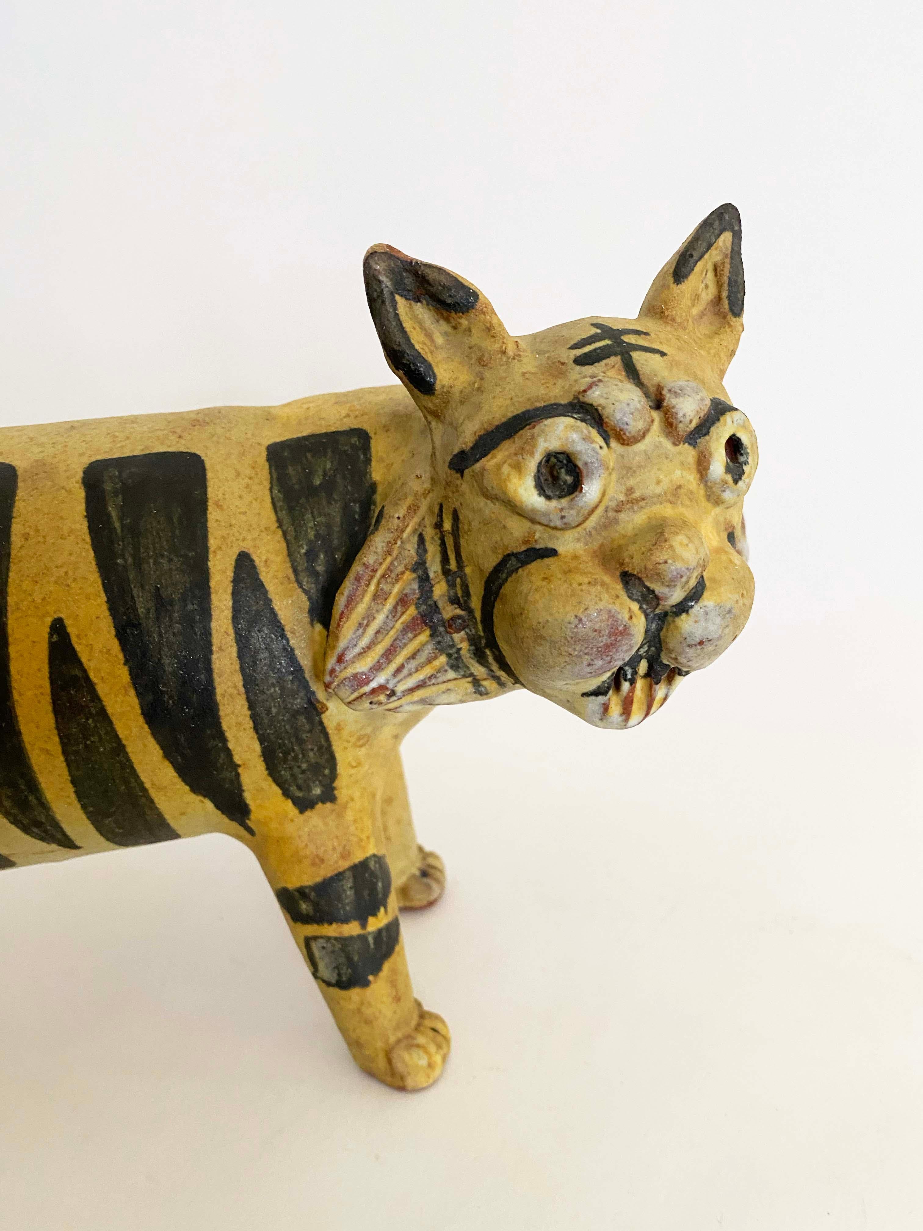 He aquí una encantadora figura de gato de terracota del Estudio / Taller Alfaraz de Madrid, España. De la década de 1960, este llamativo compañero está impreso a mano en un rico amarillo dorado con marcas negras en contraste. El gato está en muy