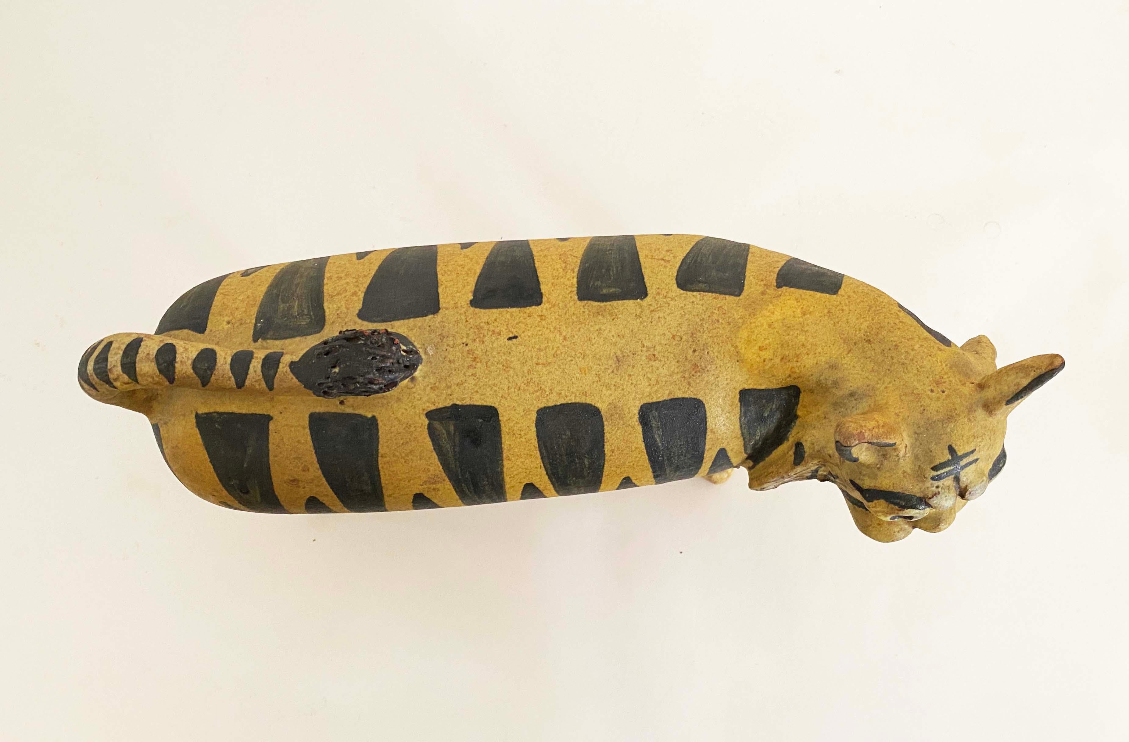 Encantador gato grande de cerámica del Taller Alfaraz / Studio Madrid, España Pintado a mano en venta