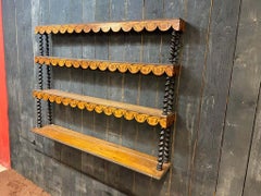 Una estantería grande y con mucho encanto, de madera lacada y con incrustaciones de diferentes flores