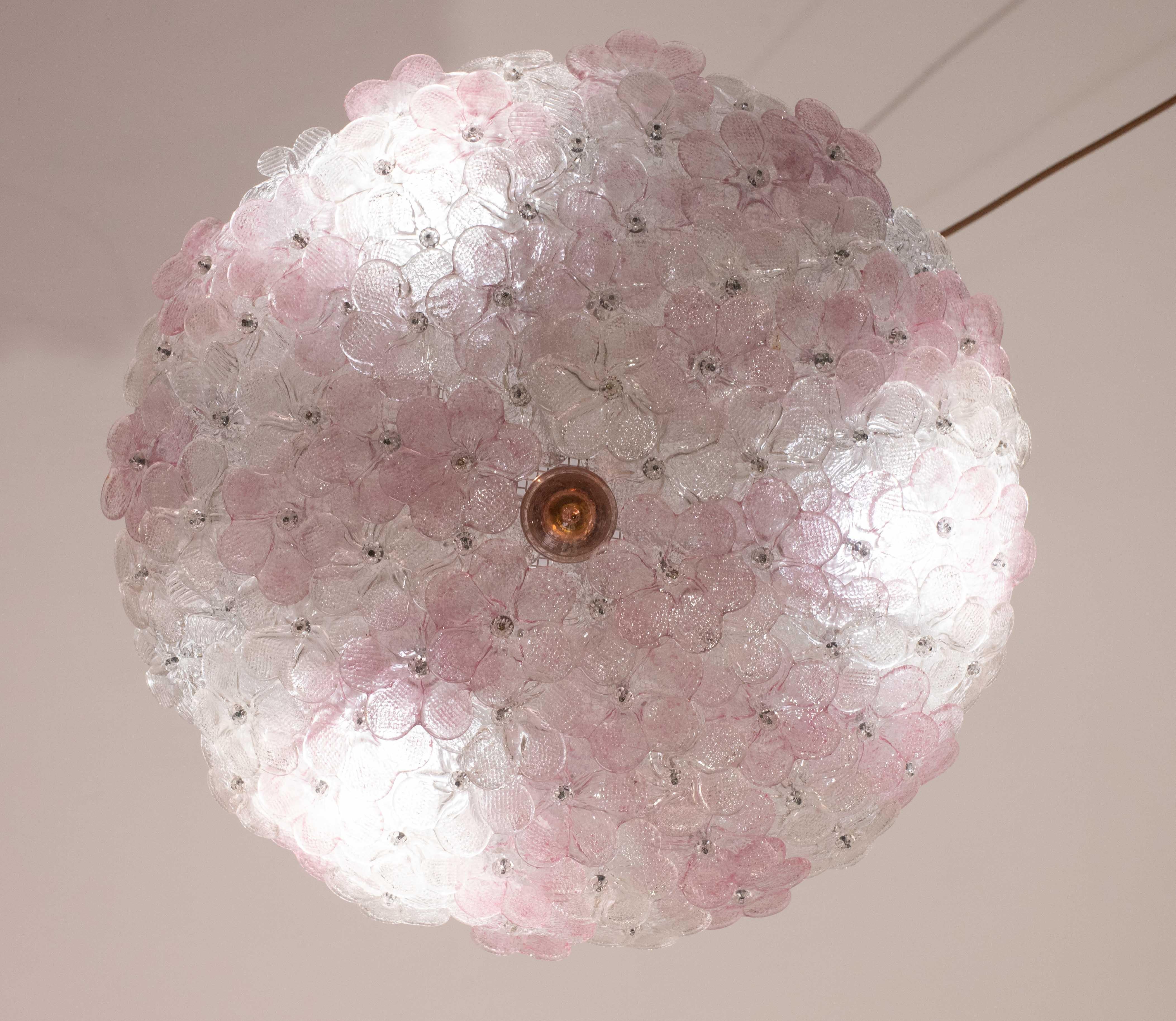 Bonita lámpara de techo con forma de árbol y flores de cristal de Murano, probablemente fabricada por Seguso para Venini, Italia, años 60.
Cesta de techo metálica con flores superpuestas de cristal de Murano soplado a mano en color rosa y