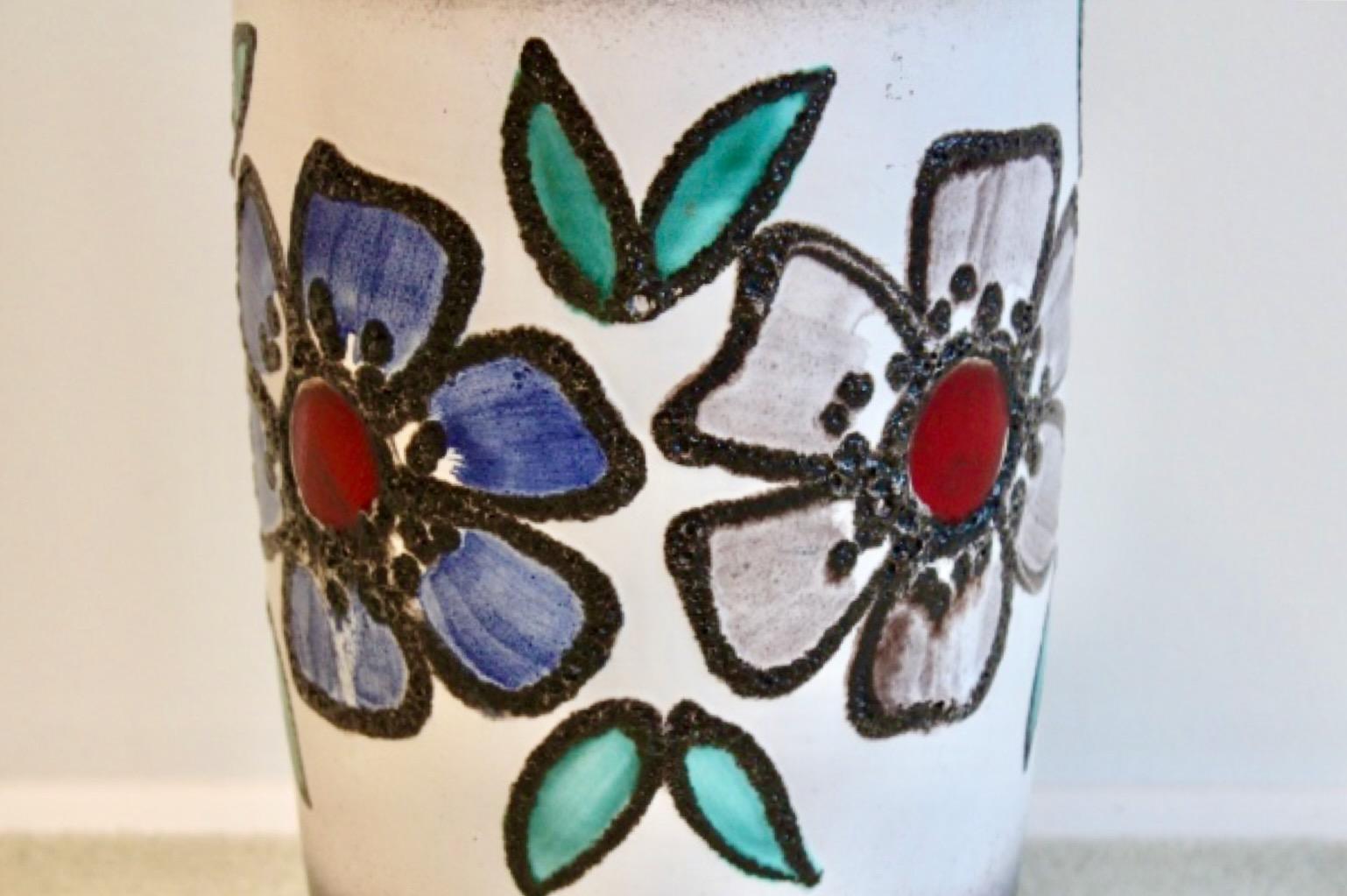 Unico vaso di lava grassa della Germania occidentale, dipinto a mano. Il vaso e lo smalto sono in perfette condizioni e sono rari in questa versione. Aspetto molto caratteristico e grande modello di 50 cm di altezza. Il vaso è contrassegnato.