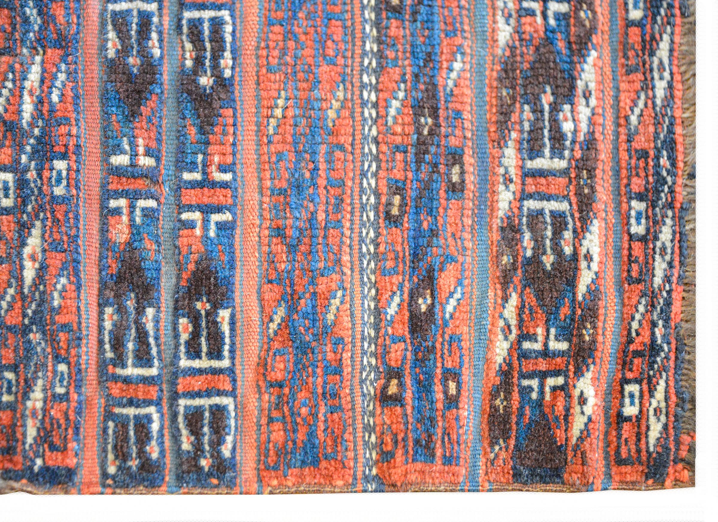 Annodato a mano Affascinante tappeto turkmeno della fine del XIX secolo in vendita