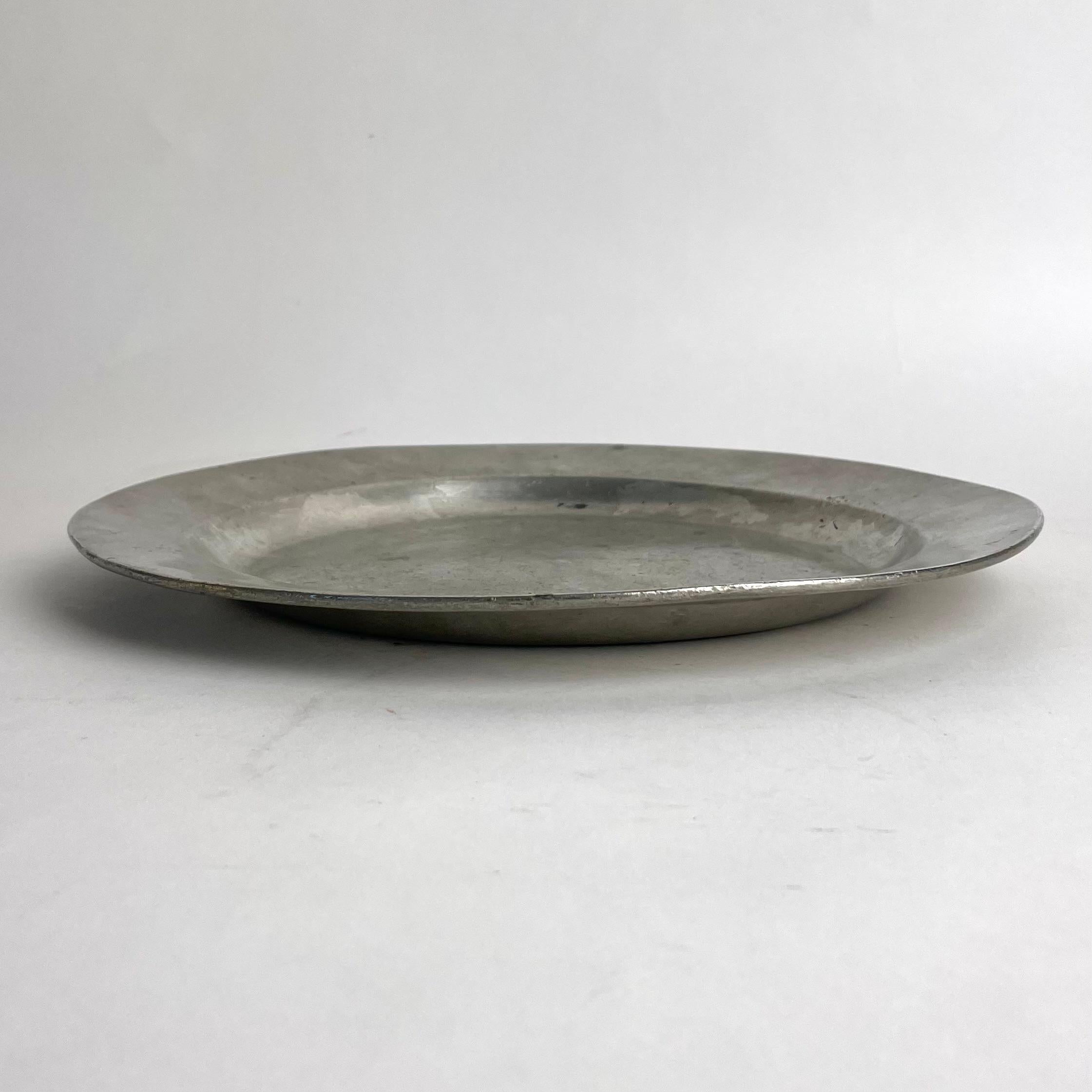 Encantadora bandeja sueca de estaño de finales de la era Gustaviana, fabricada por el peltre Zadoch Bergenholtz de Vimmerby, Småland, Suecia

Plato plano de peltre refinado de finales de la era Gustaviana, fabricado en el año 1809. El periodo