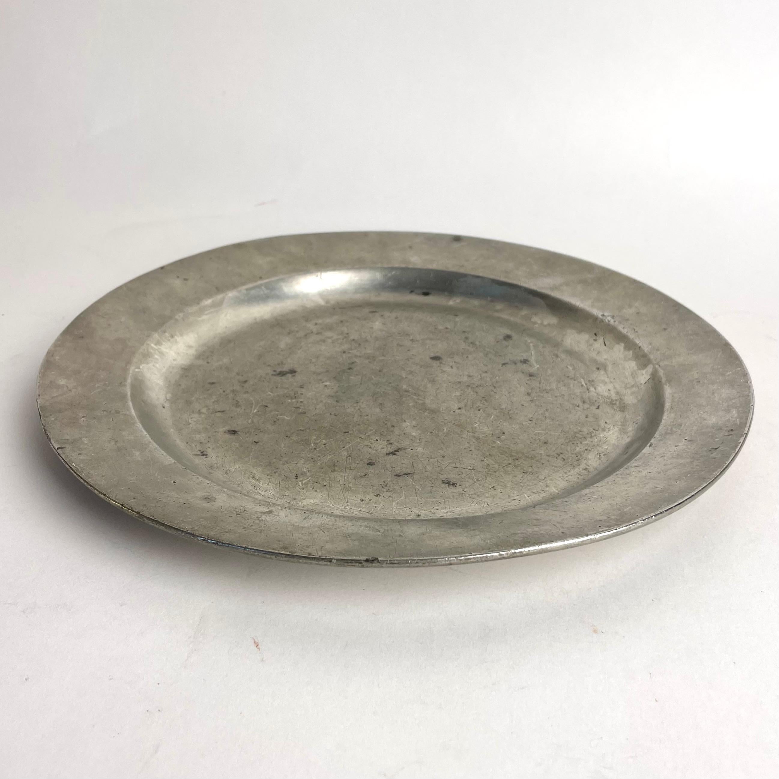 Encantadora bandeja de peltre sueca de estilo tardogótico, 1809 Småland, Suecia Gustaviano en venta