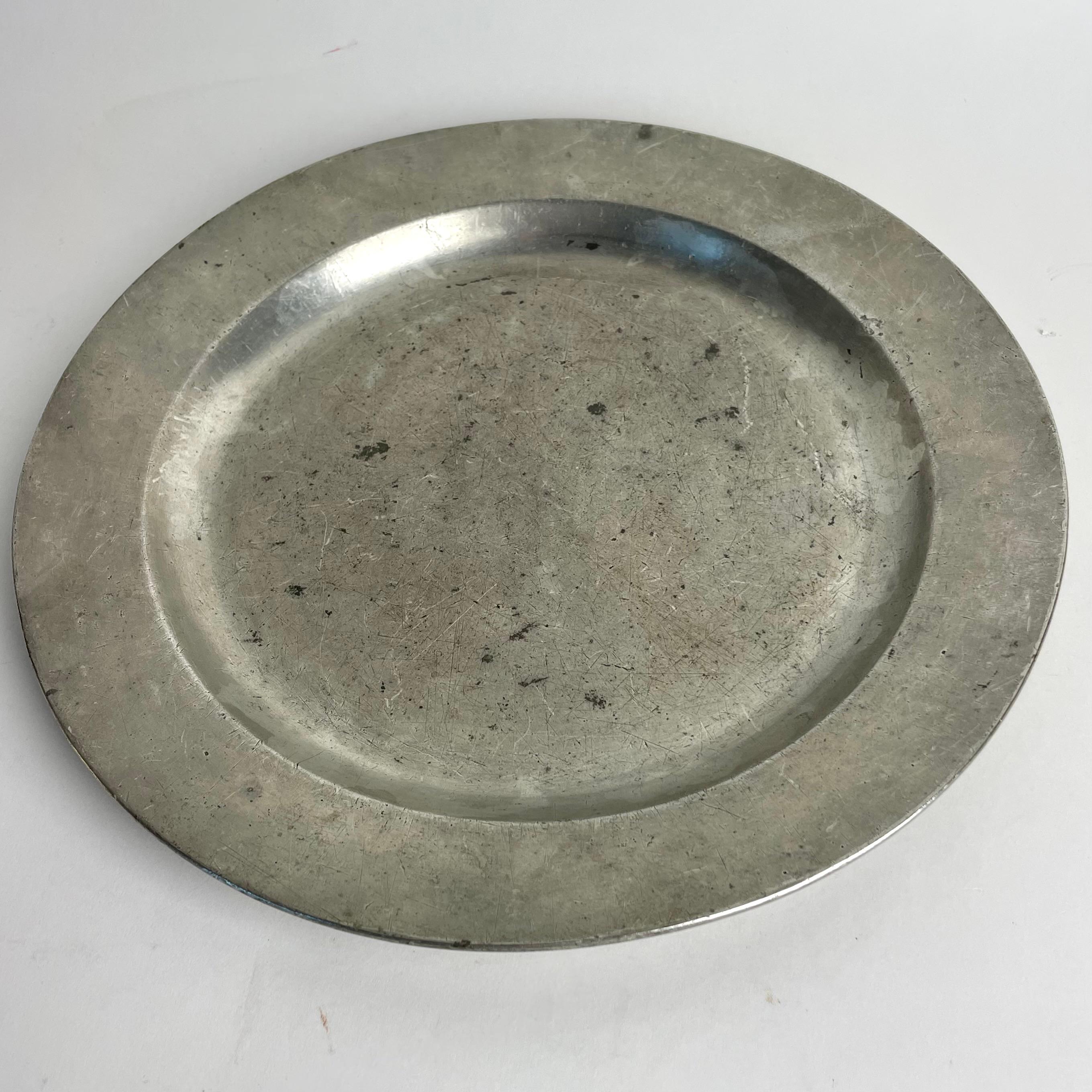 Encantadora bandeja de peltre sueca de estilo tardogótico, 1809 Småland, Suecia Sueco en venta