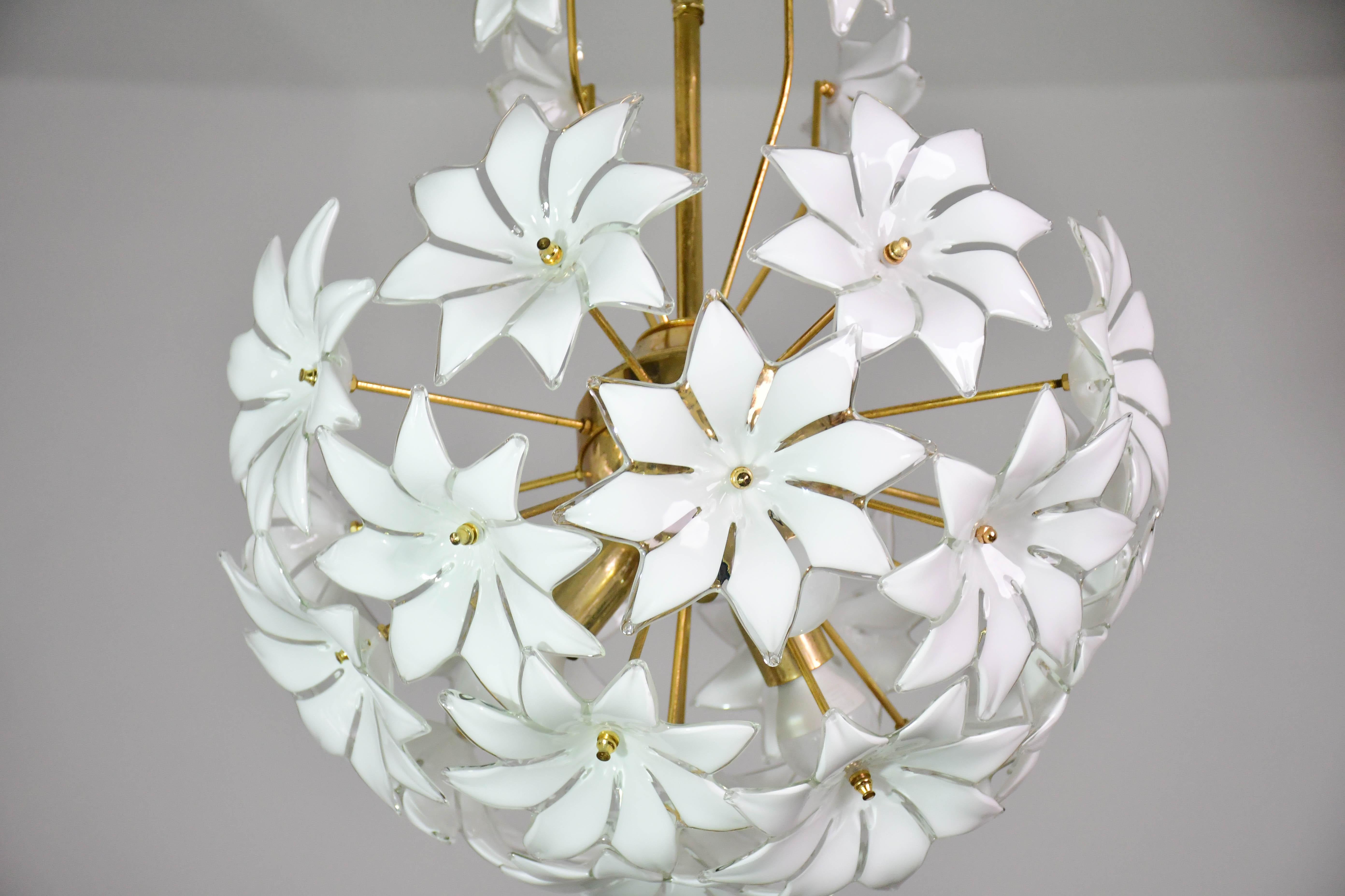Whiting Light Sputnik in vetro di Murano con fiori bianchi, anni '70 in vendita 5