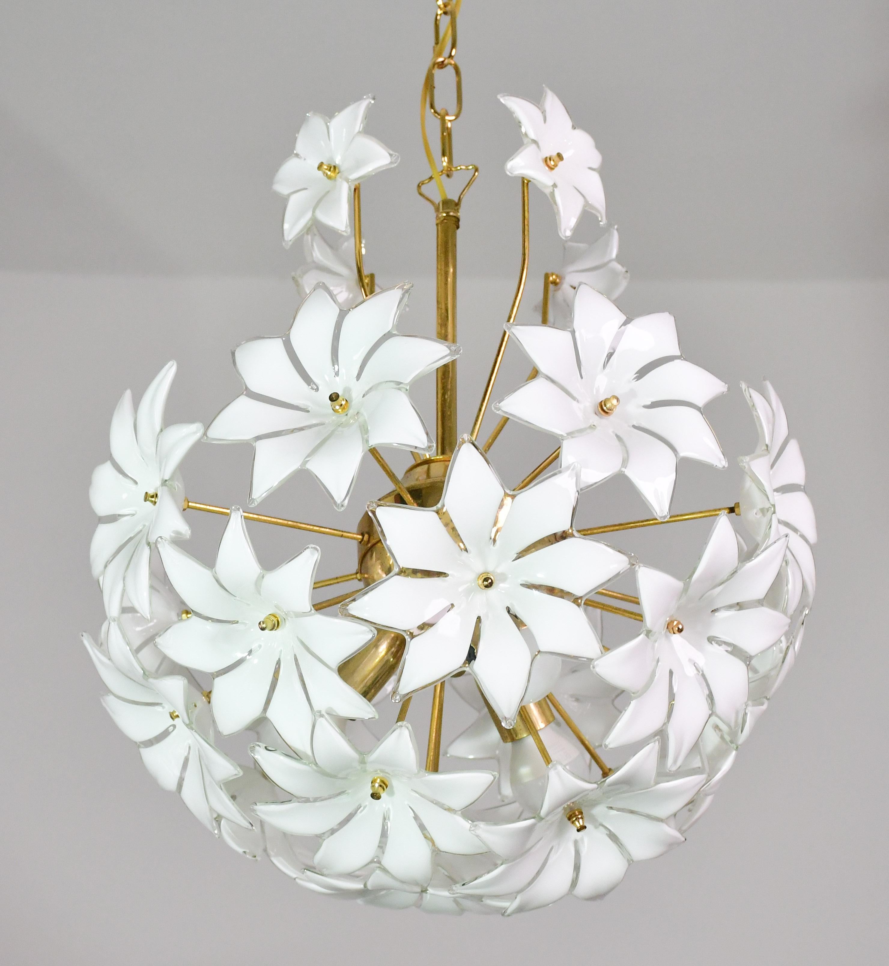 Whiting Light Sputnik in vetro di Murano con fiori bianchi, anni '70 in vendita 6