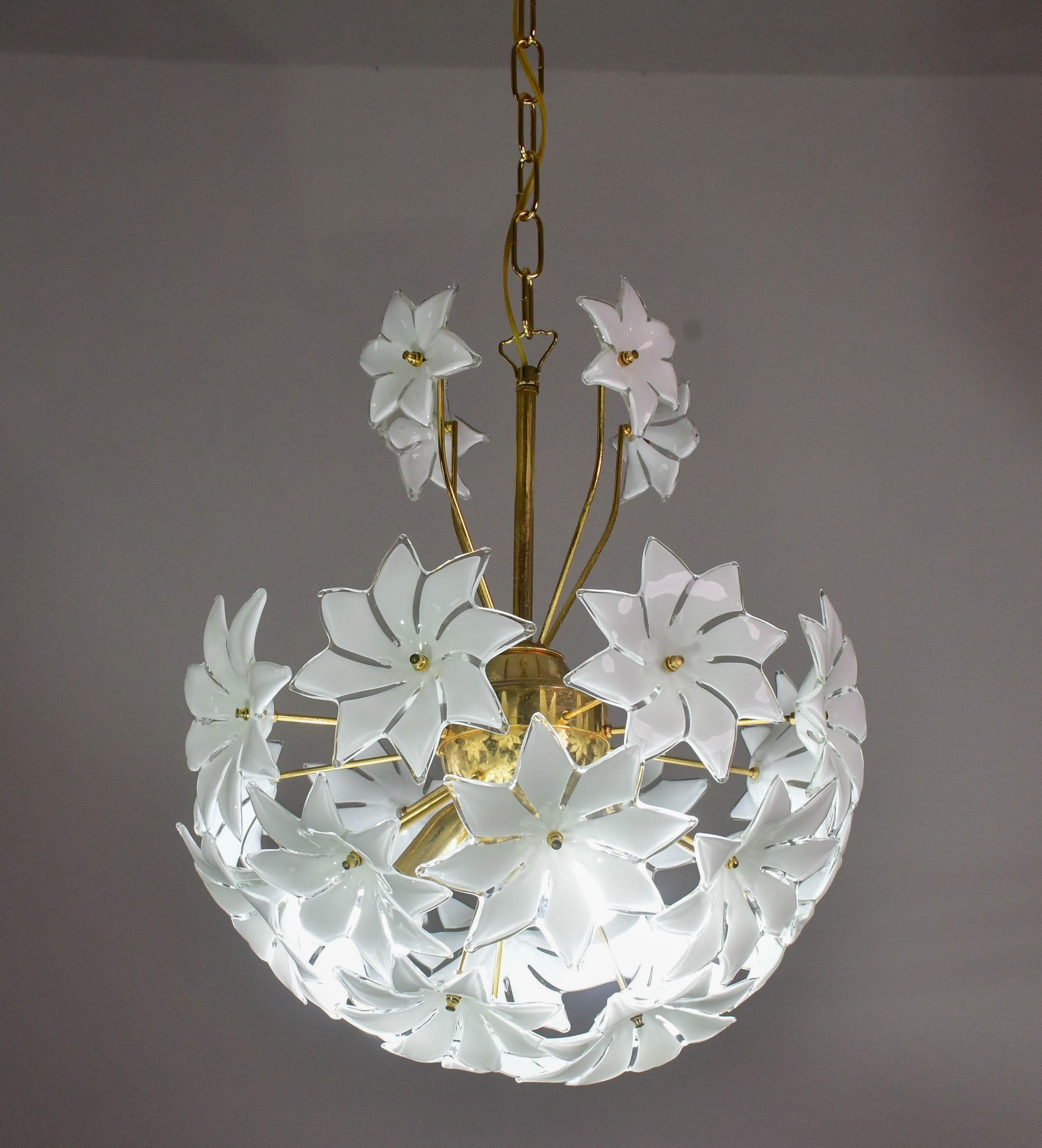 Lampadario in vetro di Murano vintage, ricco di fiori in vetro di Murano bianco.
Struttura del bagno d'oro, alcuni piccoli segni del tempo
Il lampadario ha 3 punti luce con presa E14.
L'altezza del lampadario è di 90 cm, 60 cm senza catena, la