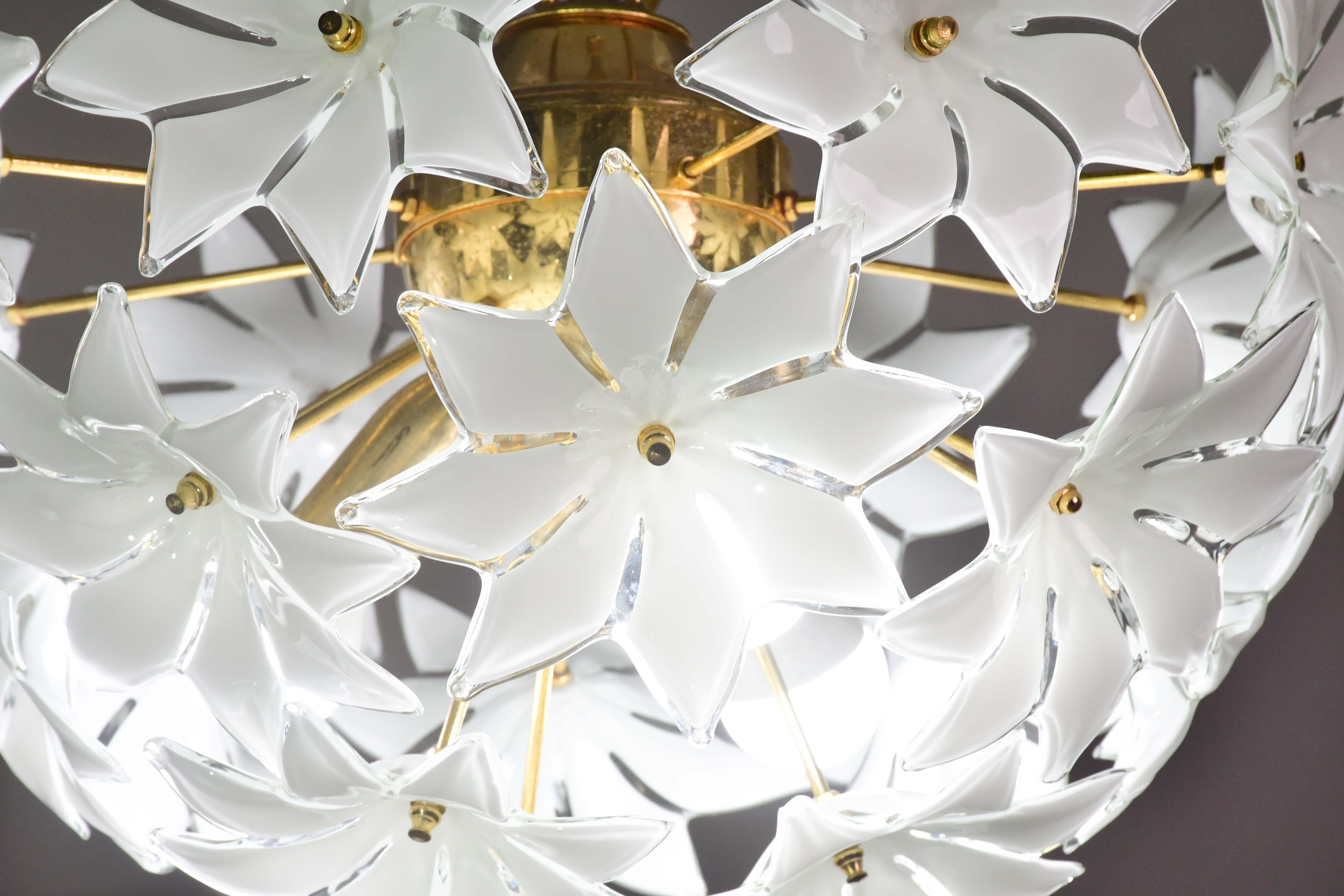Whiting Light Sputnik in vetro di Murano con fiori bianchi, anni '70 In condizioni buone in vendita a Roma, IT