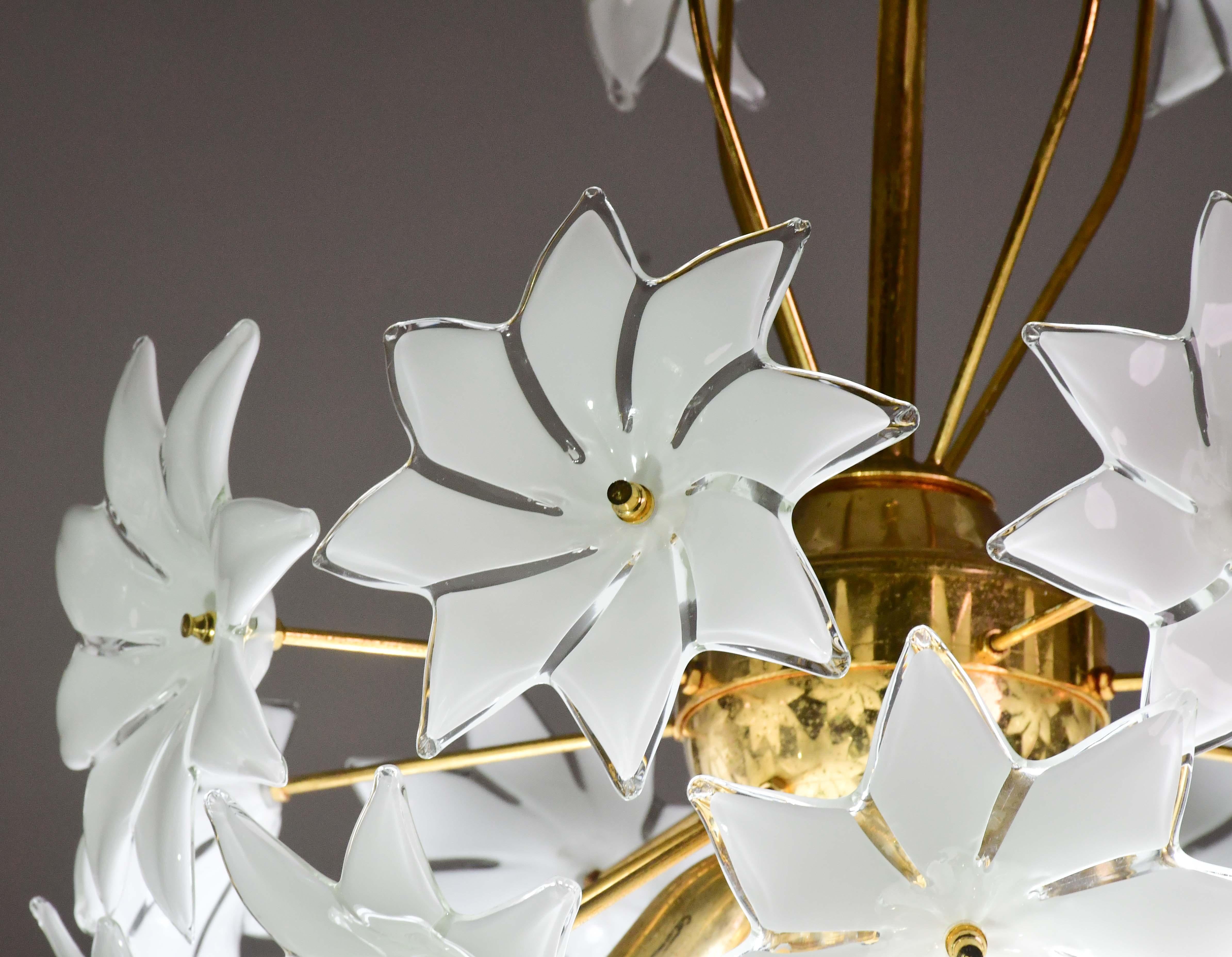 Fine XX secolo Whiting Light Sputnik in vetro di Murano con fiori bianchi, anni '70 in vendita