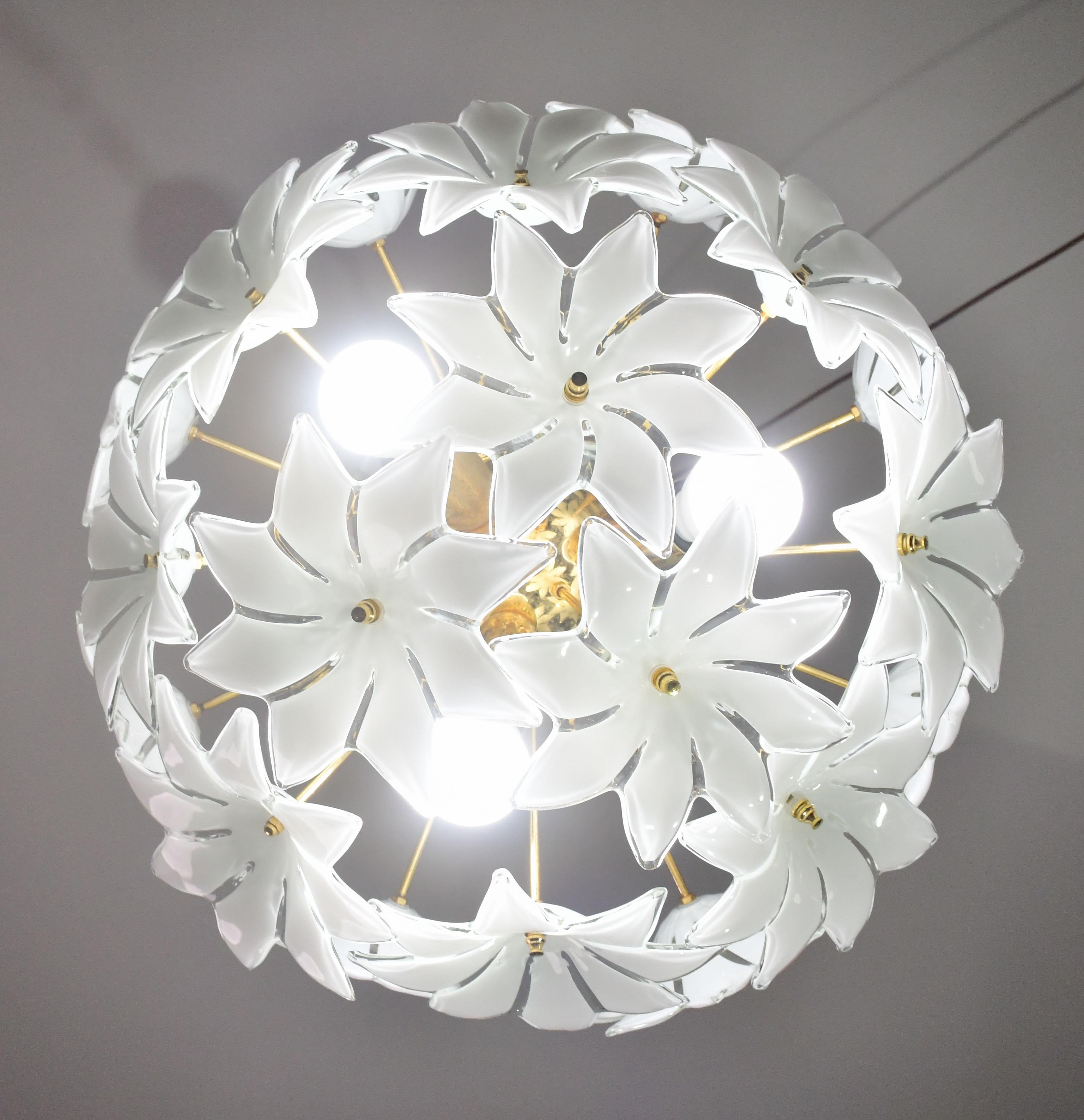 Whiting Light Sputnik in vetro di Murano con fiori bianchi, anni '70 in vendita 1