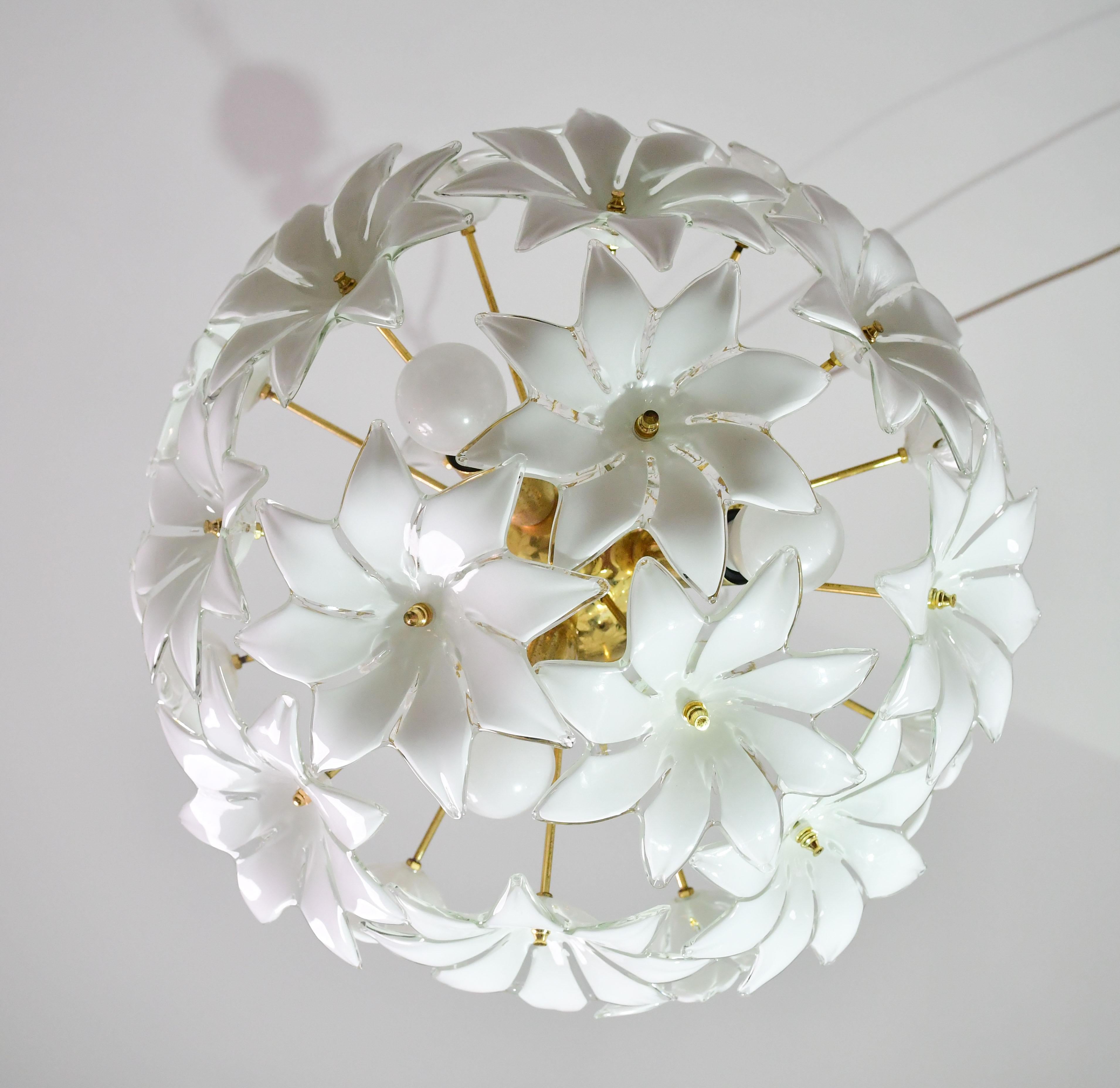 Whiting Light Sputnik in vetro di Murano con fiori bianchi, anni '70 in vendita 2