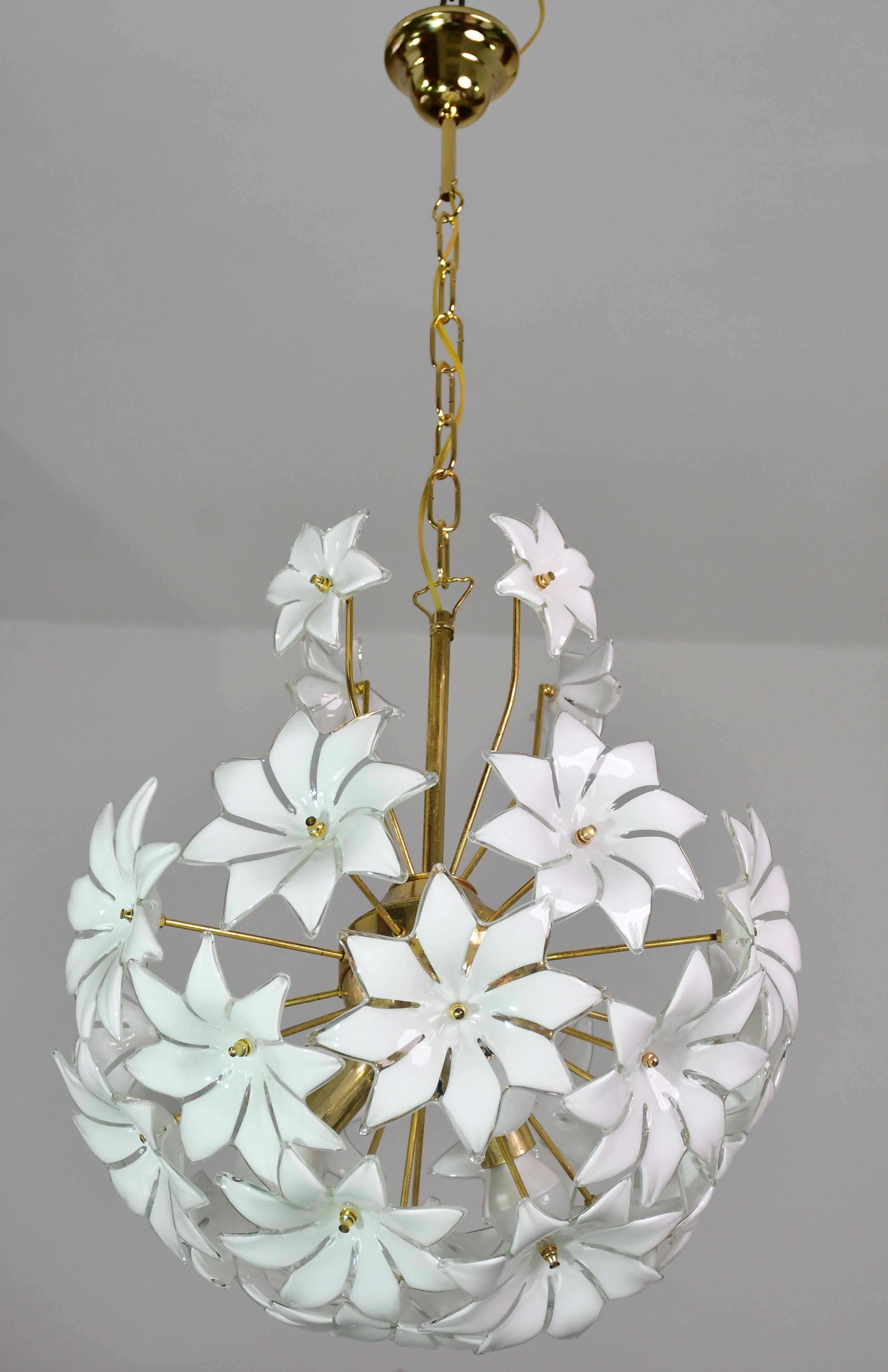 Whiting Light Sputnik in vetro di Murano con fiori bianchi, anni '70 in vendita 4