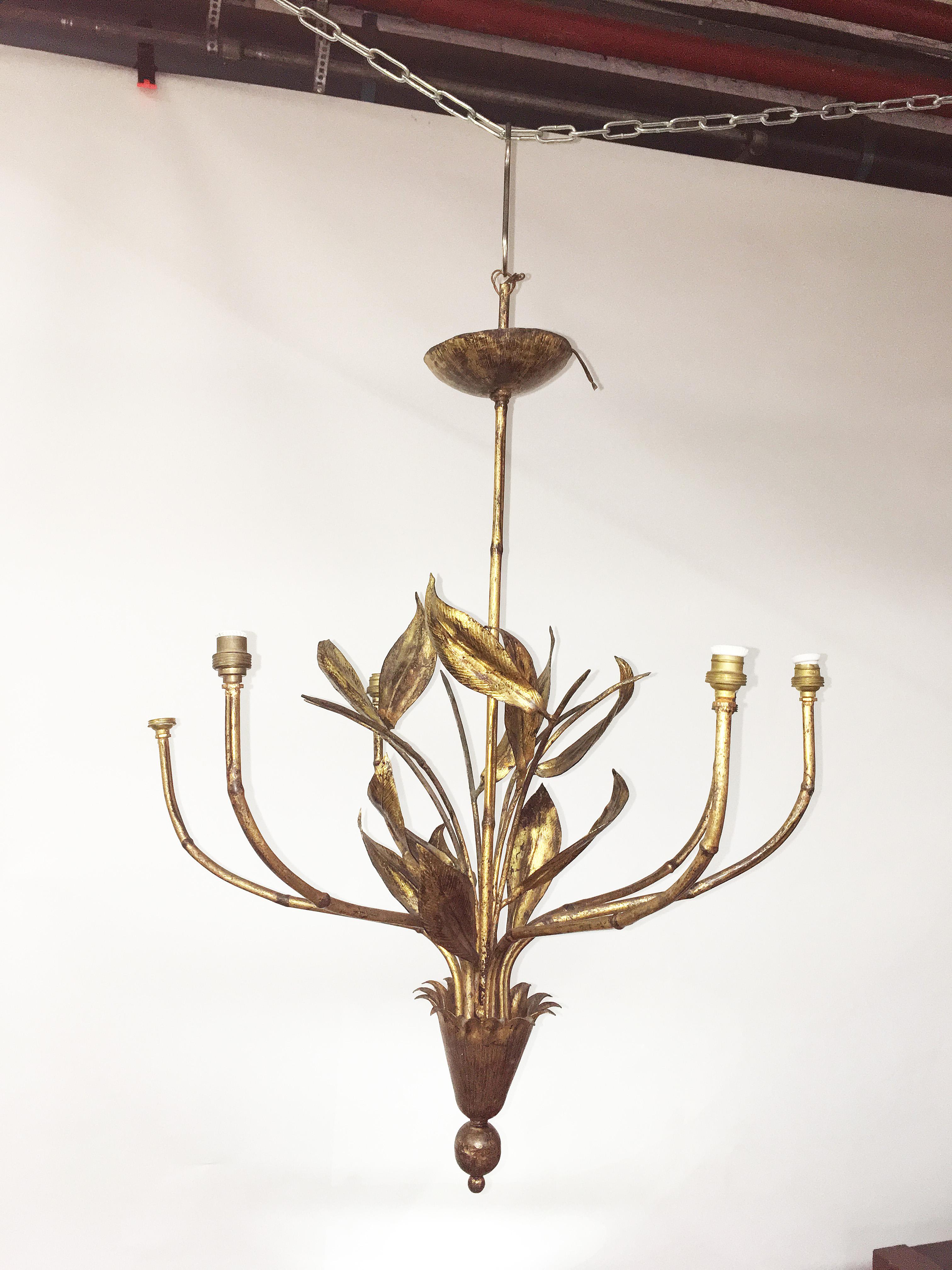Neoclassico Piccolo e affascinante lampadario in ferro, 1950 circa in vendita