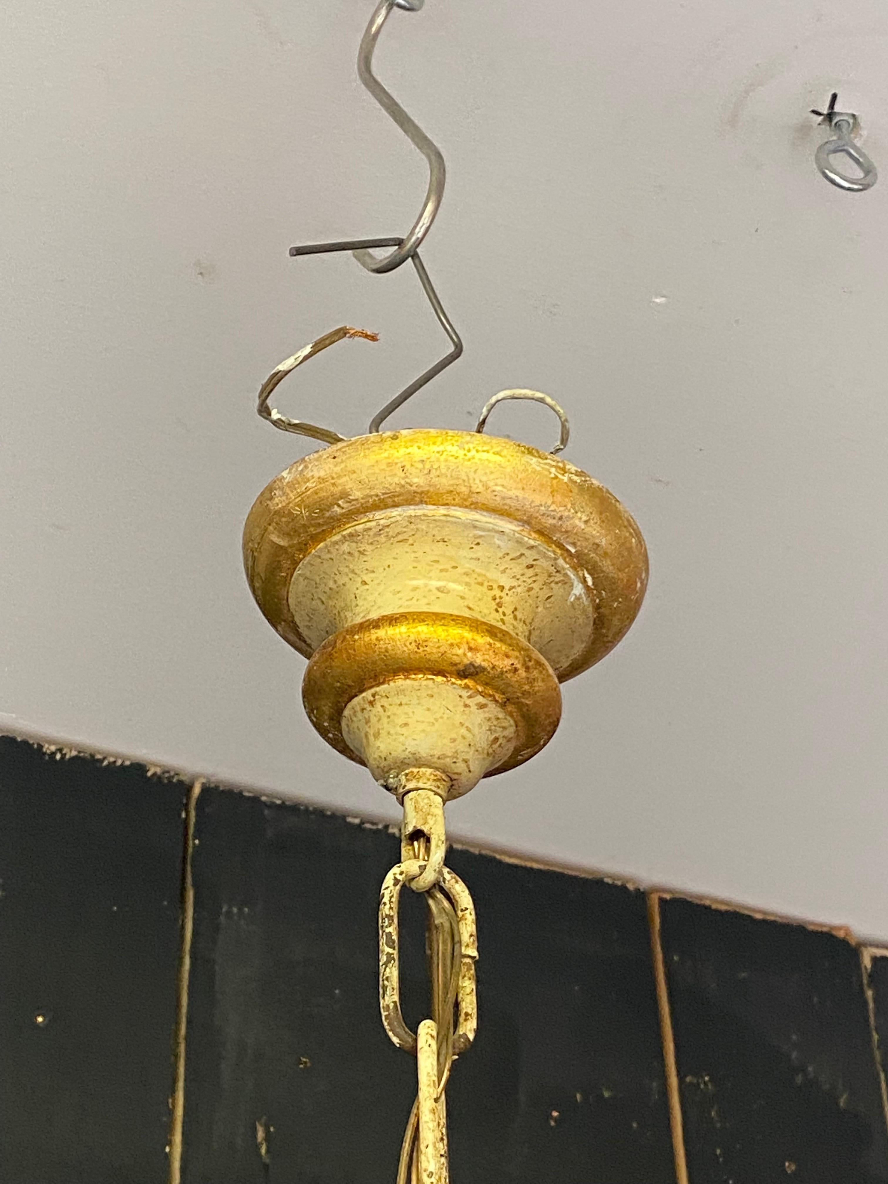 Encantadora lamparita neorromántica de madera patinada circa 1960 en venta 6