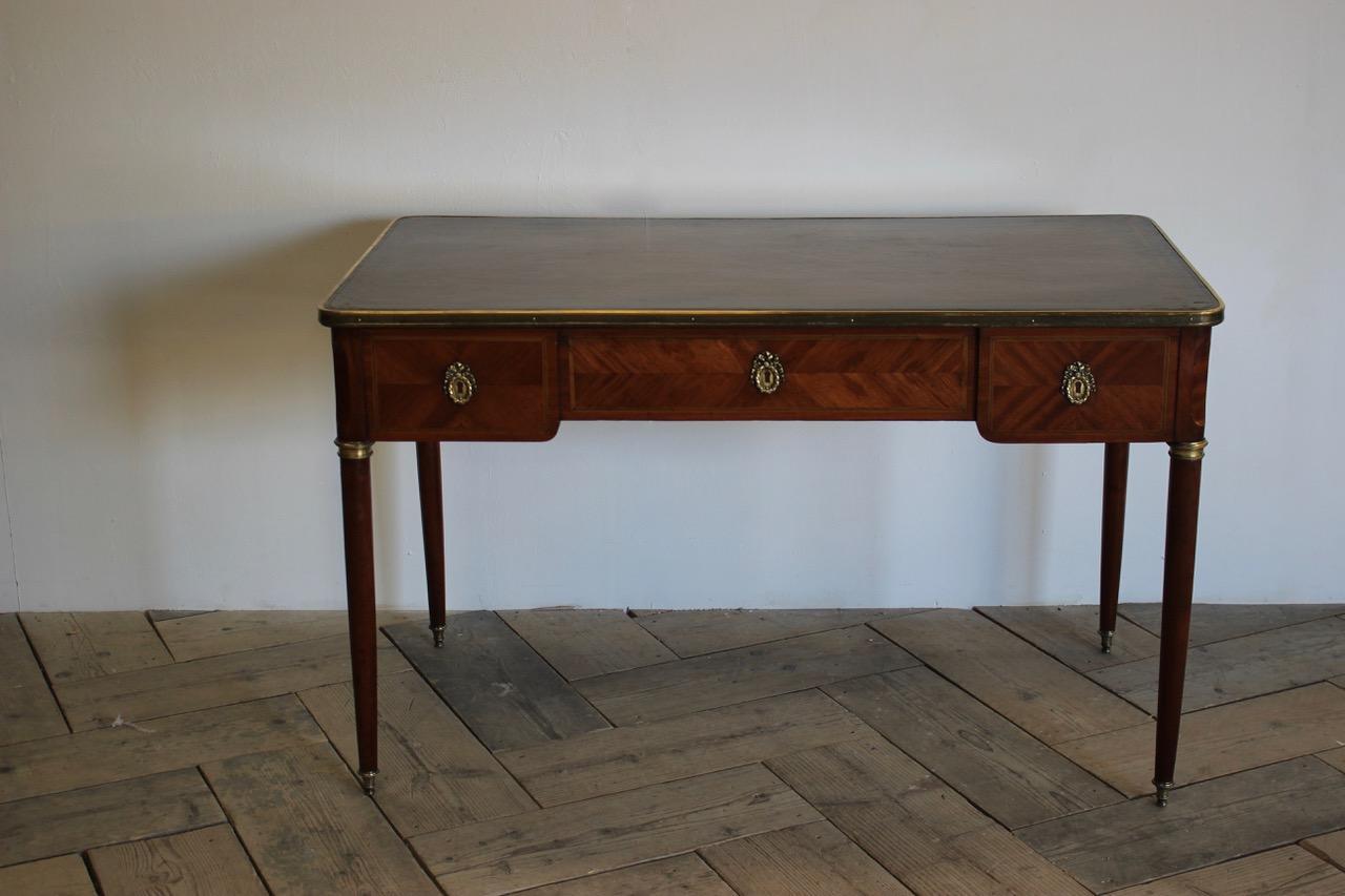 Charming Louis XVI Bureau Plat In Good Condition In Gloucestershire, GB