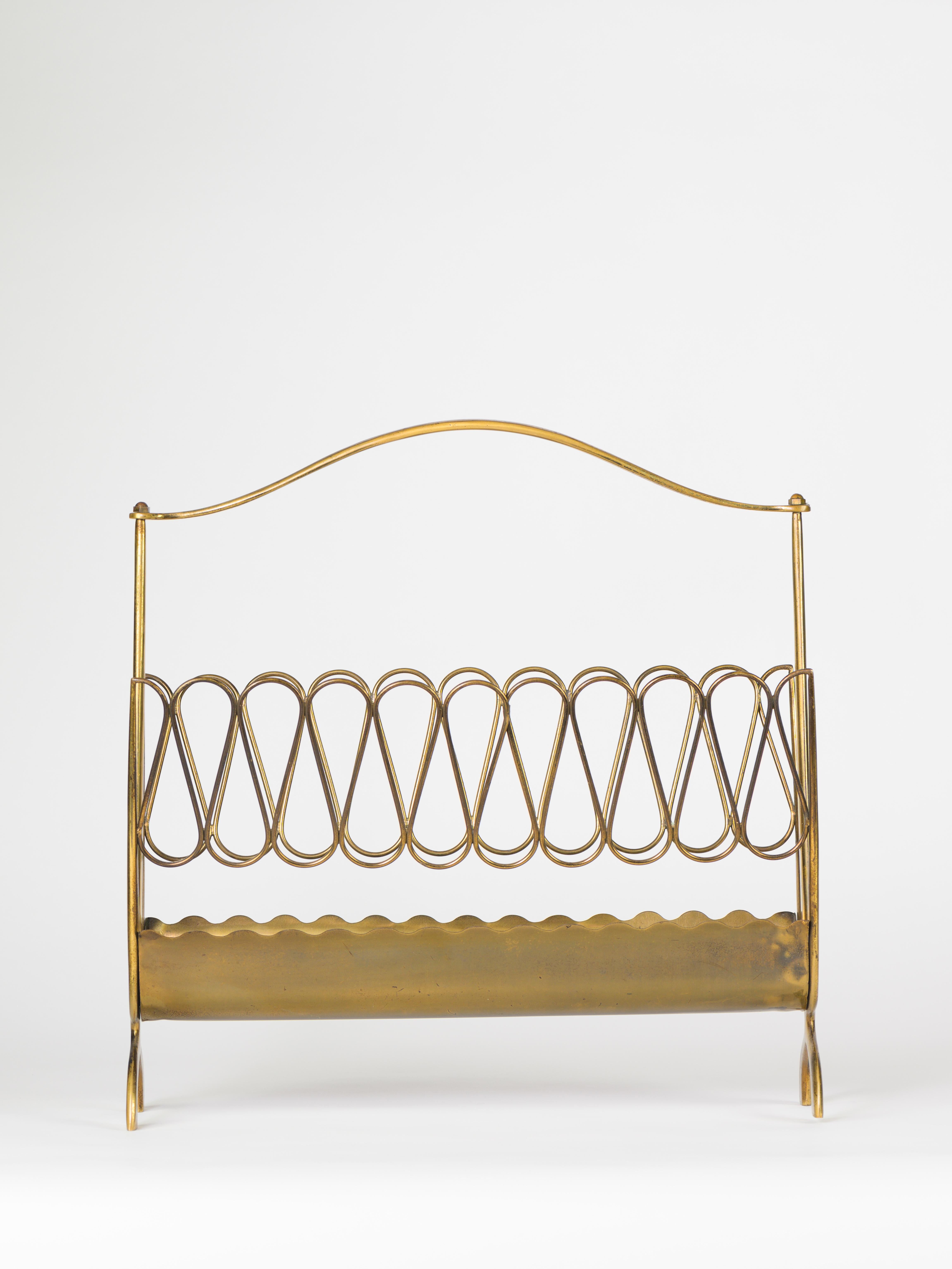 Lovely magazine rack in brass design by Gio Ponti circa 1950. 

Very good condition. 