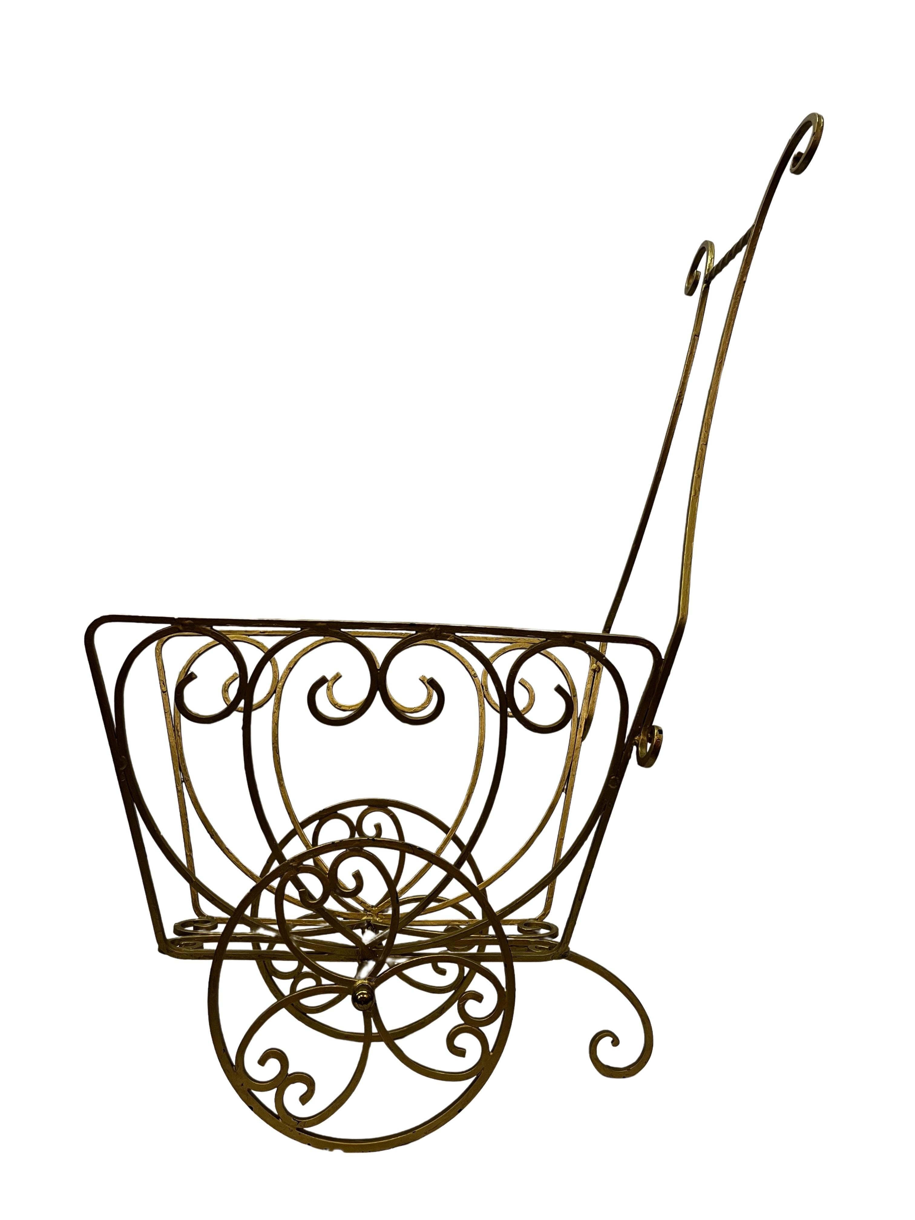 Charmanter Zeitschriftenständer auf Rädern, ein sehr dekoratives Stück, aus den 1950er Jahren, hergestellt in Deutschland. 

Dieses Stück aus der Mitte des Jahrhunderts ist in den typischen Formen dieser Zeit gefertigt und hat einen sehr verspielten