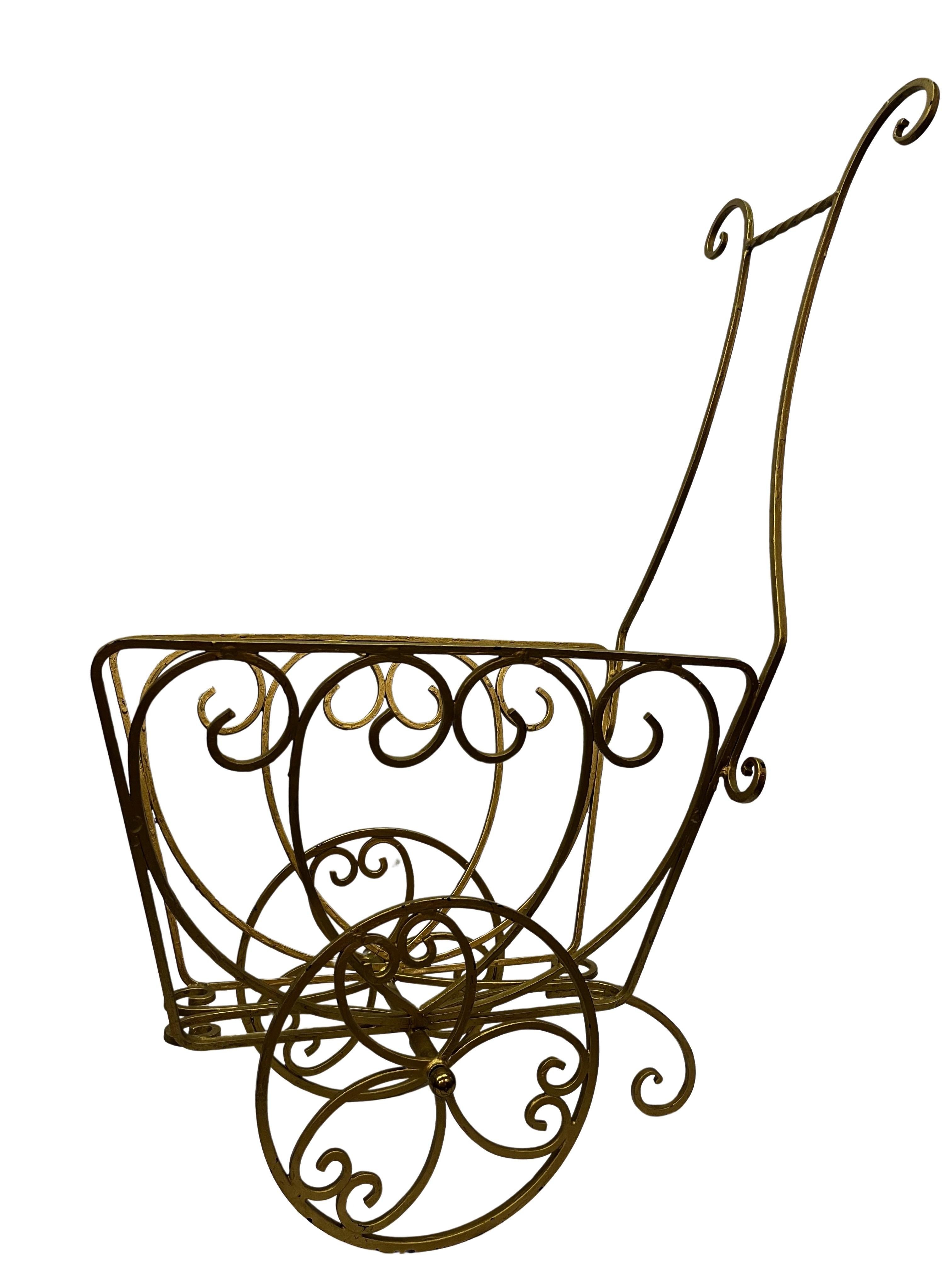 Charmanter Zeitschriftenständer, auf Rädern, goldfarben, aus den 1950er Jahren, Deutschland im Zustand „Gut“ im Angebot in Wien, AT