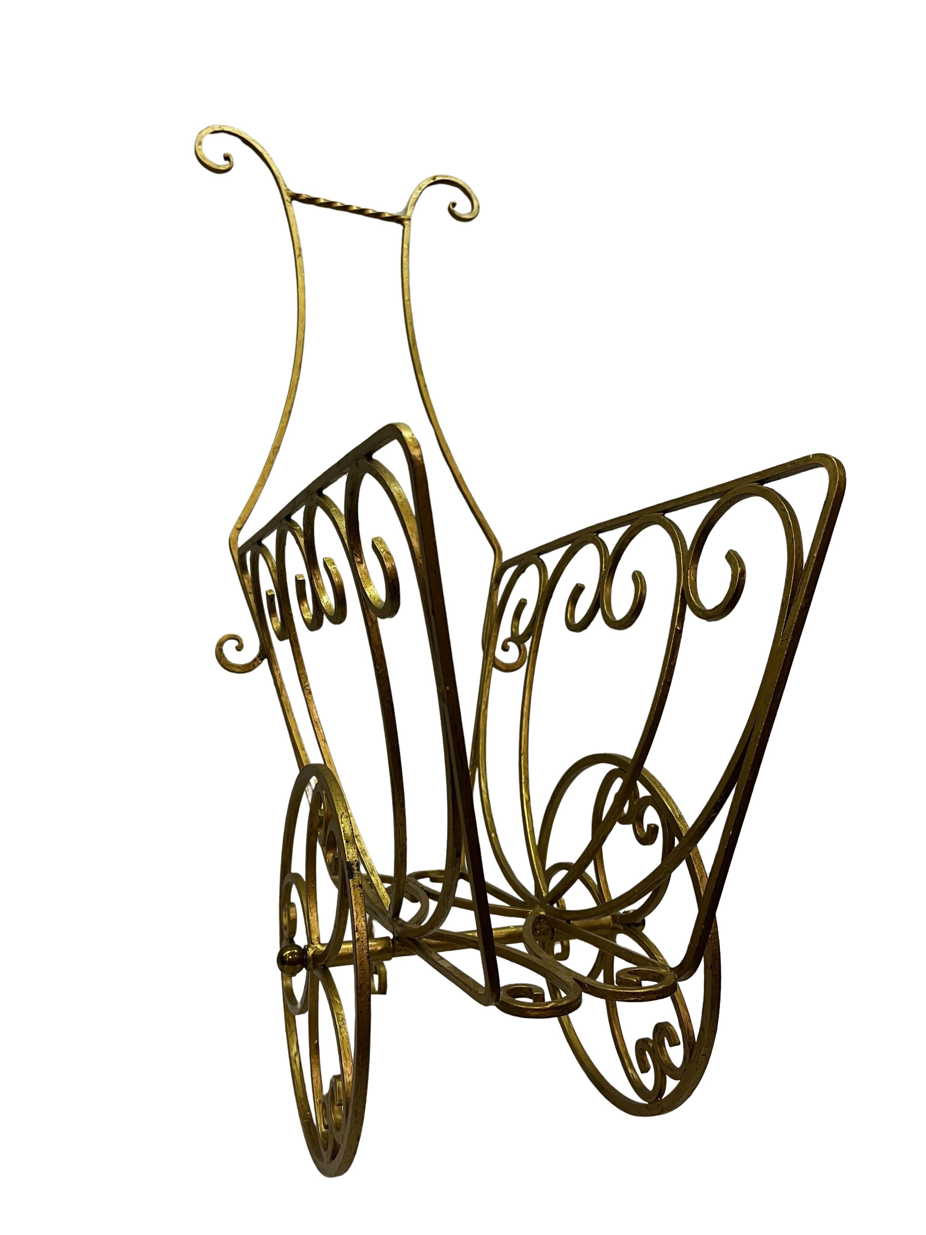 Charmanter Zeitschriftenständer, auf Rädern, goldfarben, aus den 1950er Jahren, Deutschland (Mitte des 20. Jahrhunderts) im Angebot