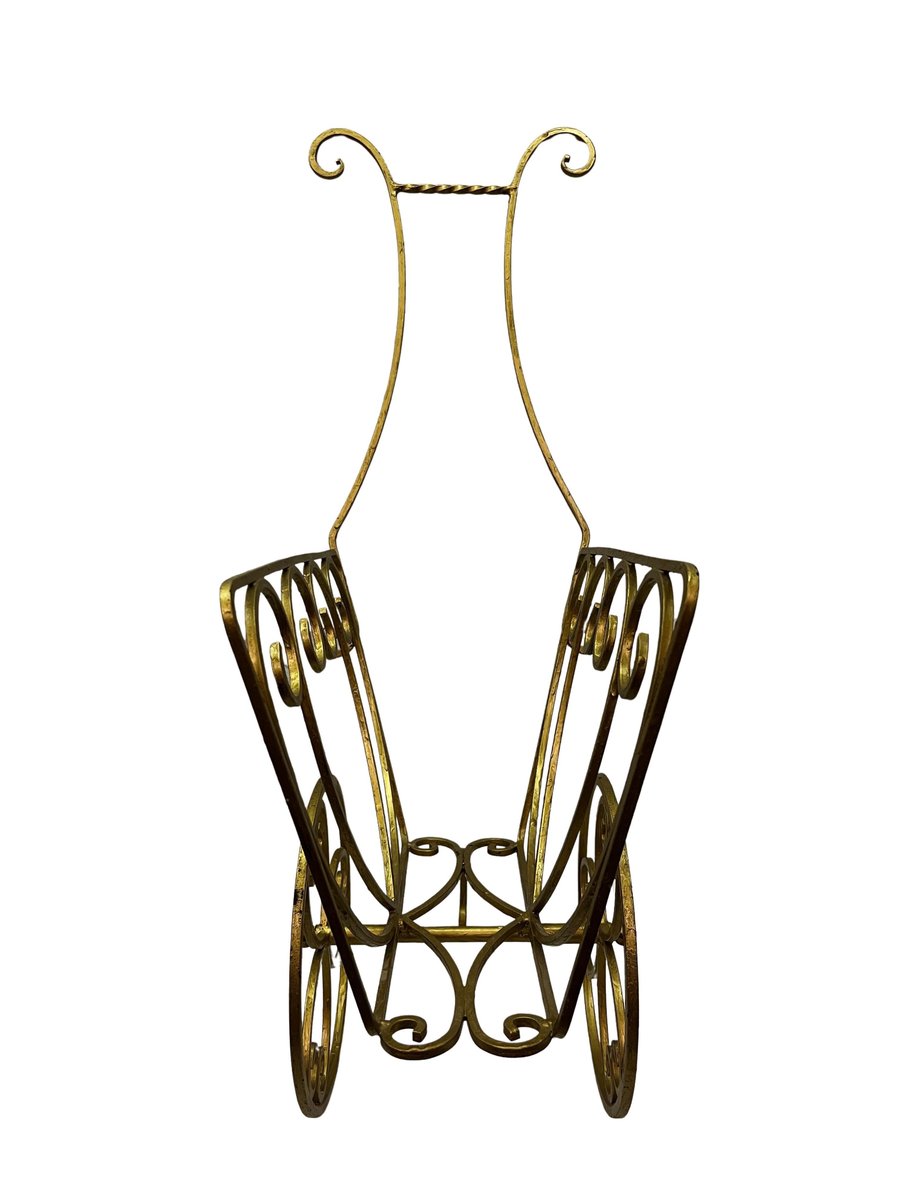 Charmanter Zeitschriftenständer, auf Rädern, goldfarben, aus den 1950er Jahren, Deutschland (Metall) im Angebot