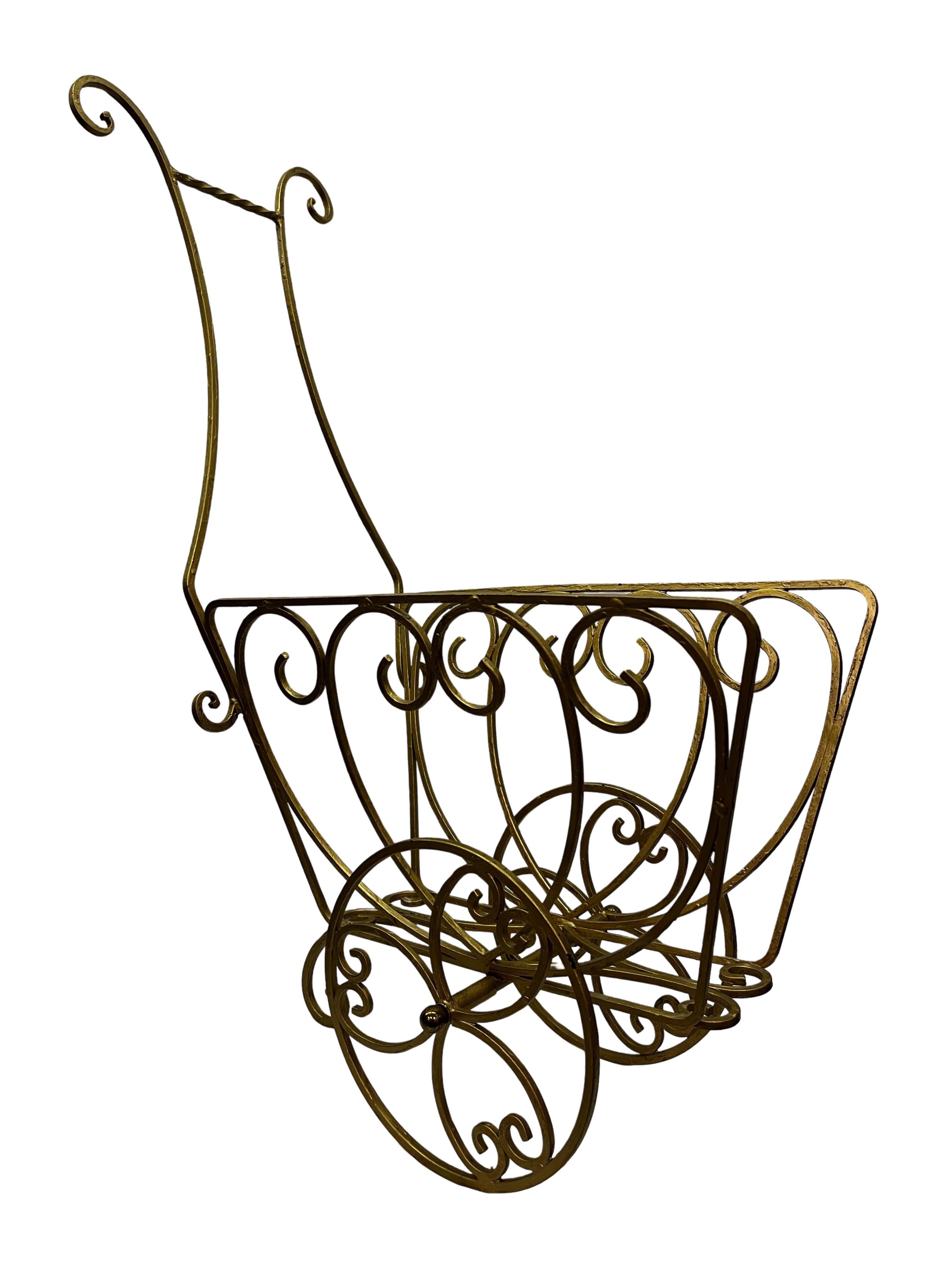 Charmanter Zeitschriftenständer, auf Rädern, goldfarben, aus den 1950er Jahren, Deutschland im Angebot 1