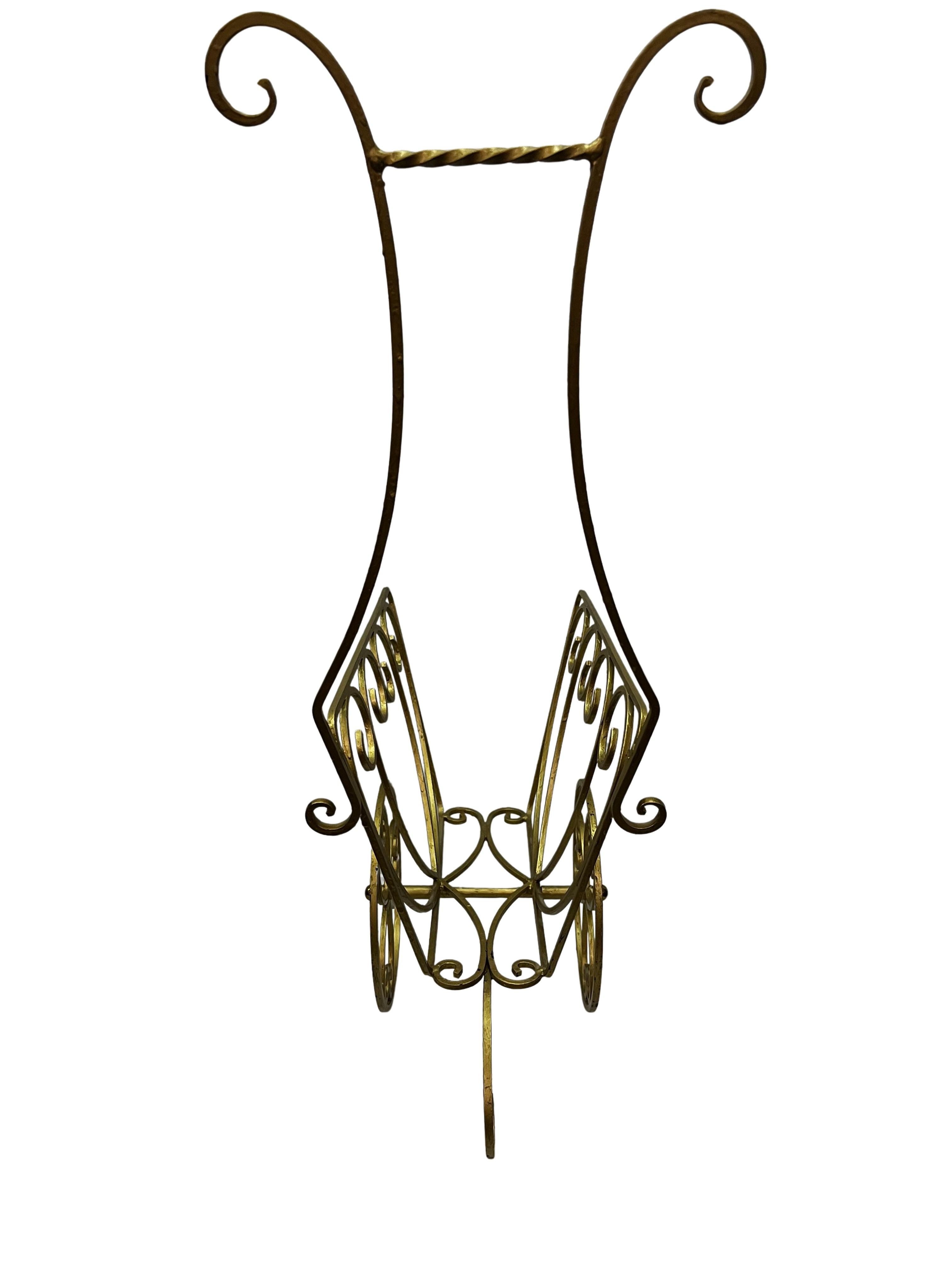 Charmanter Zeitschriftenständer, auf Rädern, goldfarben, aus den 1950er Jahren, Deutschland im Angebot 2