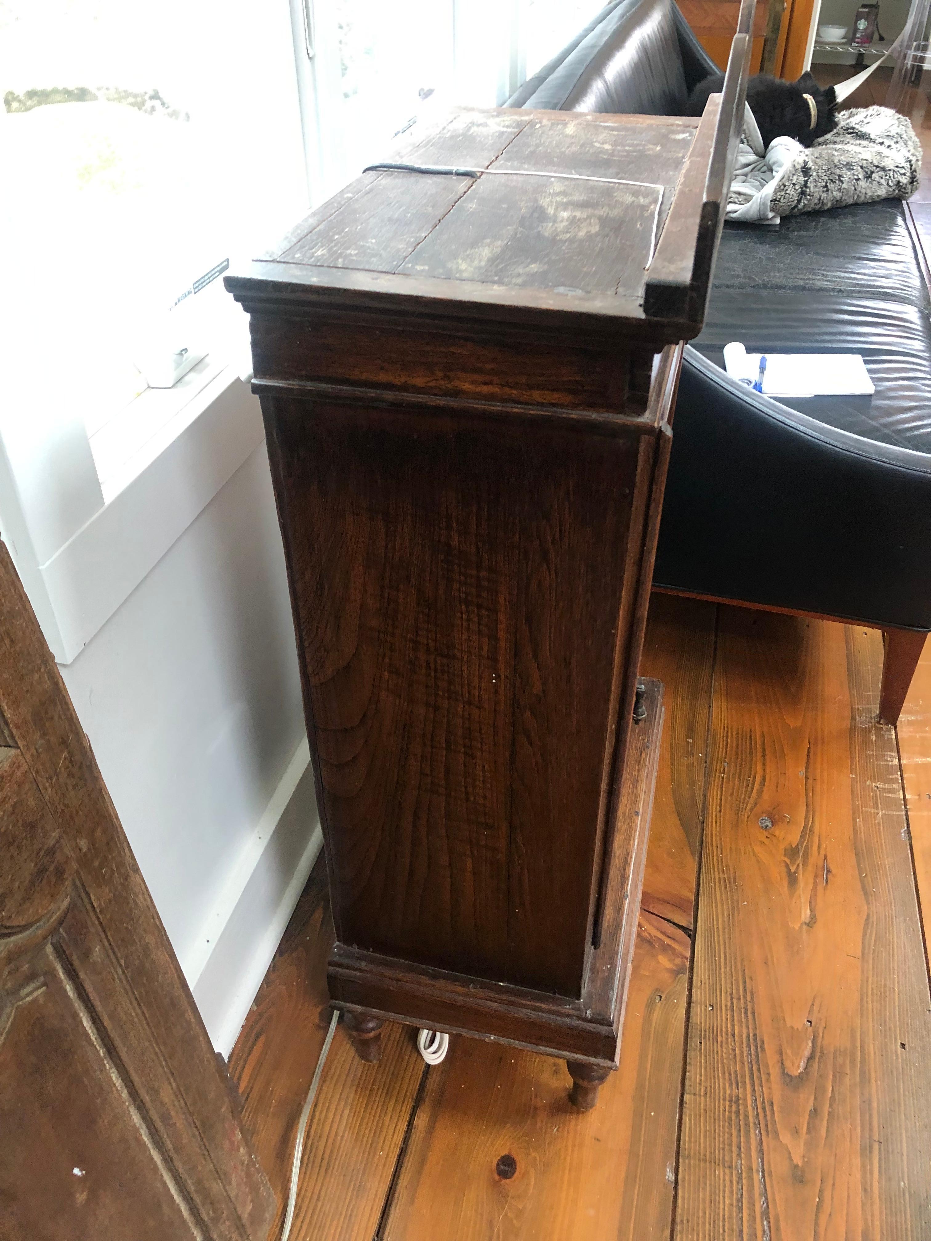 American Charming Mahogany Small Curio Cabinet on Feet For Sale